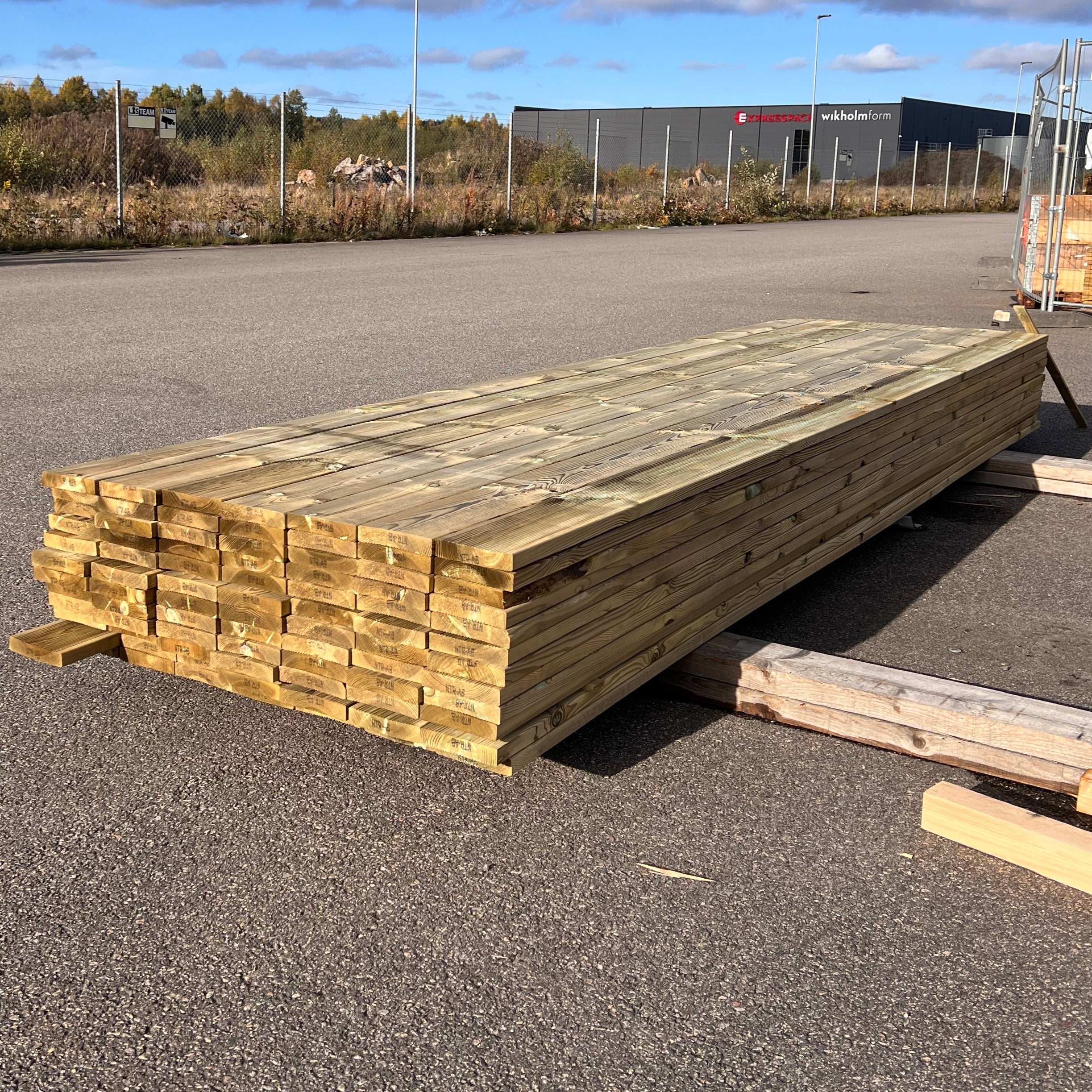 Tryckimpregnerad Rillad Trall 28x145 – 84 st (B-sortering)