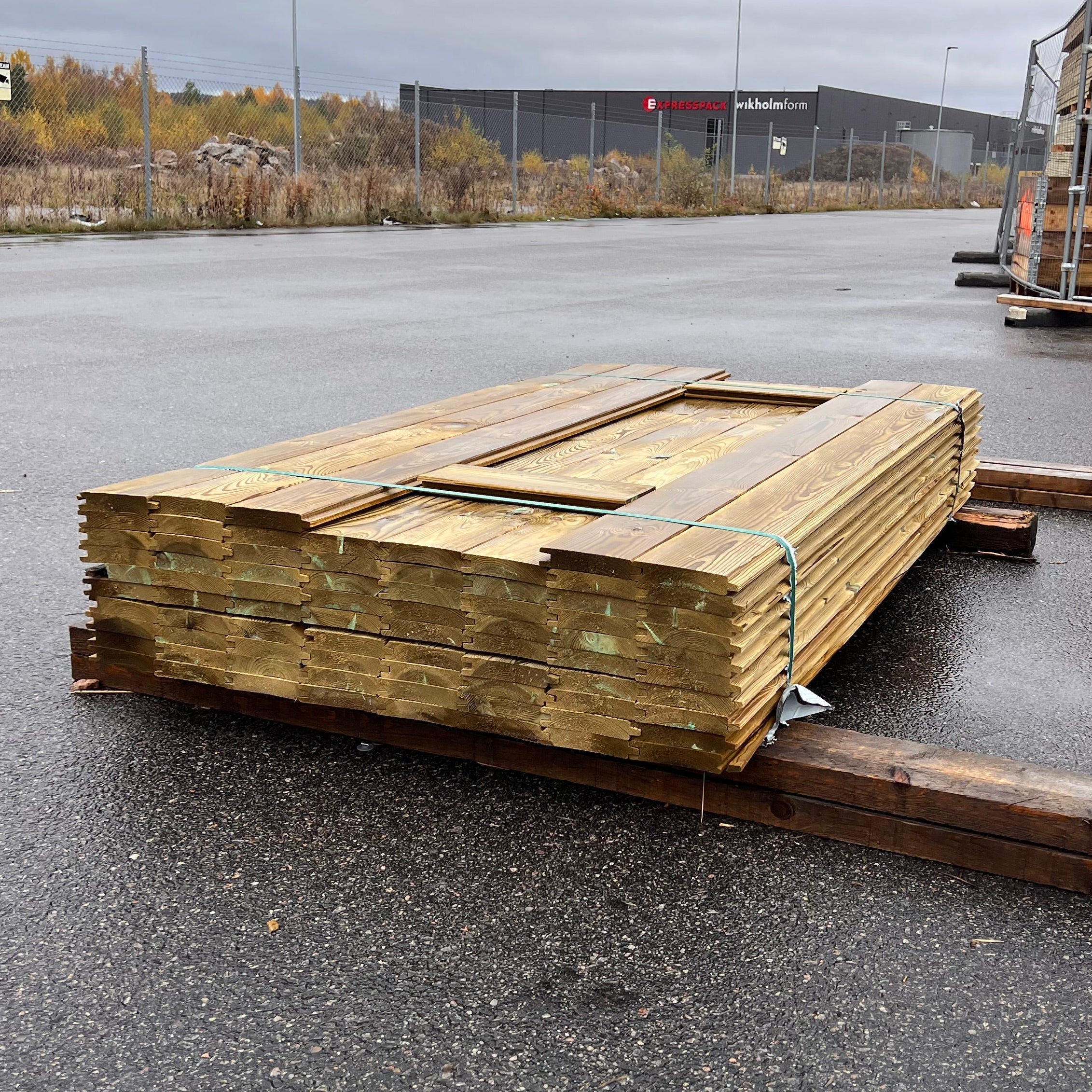 Paket Spontad Panel Hyvlad 28x145mm – 77 st (2,0 m, Tryckimpregnerad, B-sort)