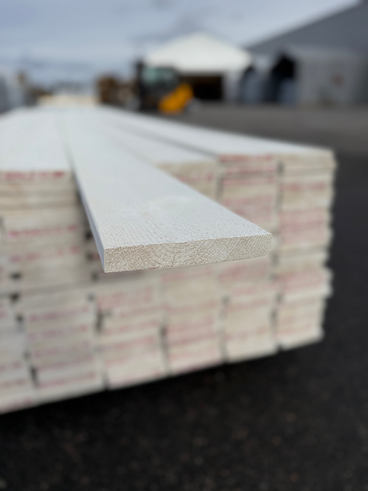 Finsågade Brädor 22x145mm 4,50m – Grundmålade (Säljs per styck)