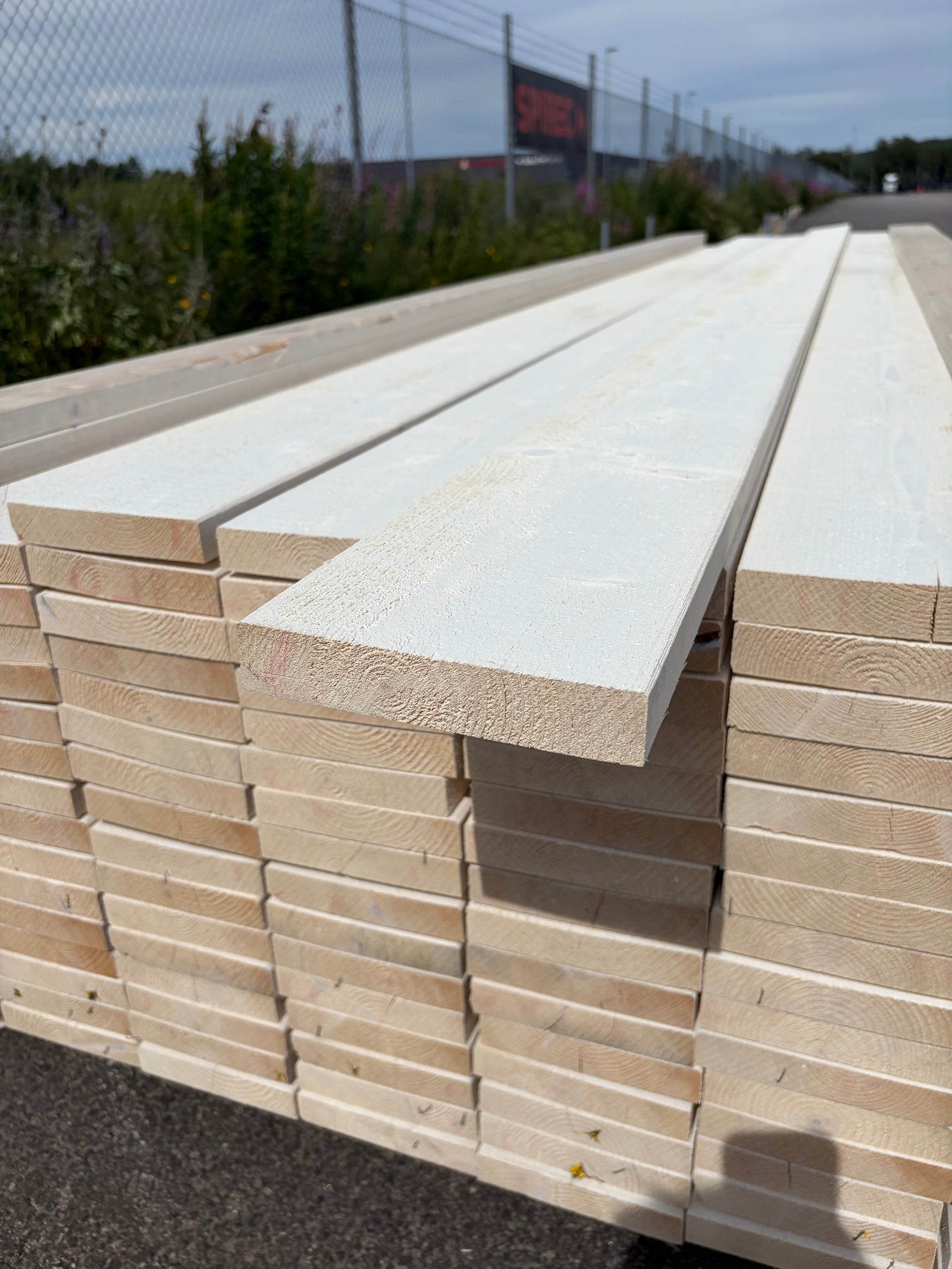 Paket Finsågade Brädor 28x145mm, 114st- 4.20m Grundmålad