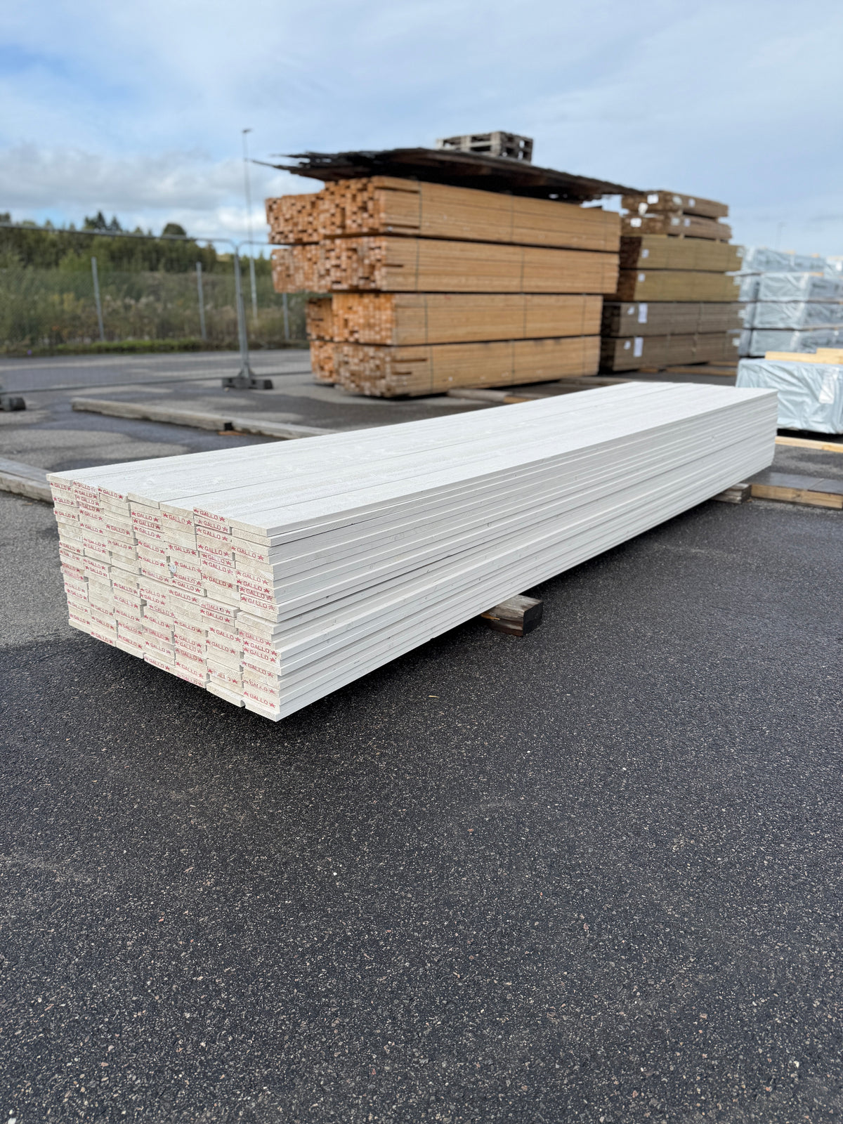 Finsågade Brädor 22x145mm 4,50m – Grundmålade (Säljs per styck)