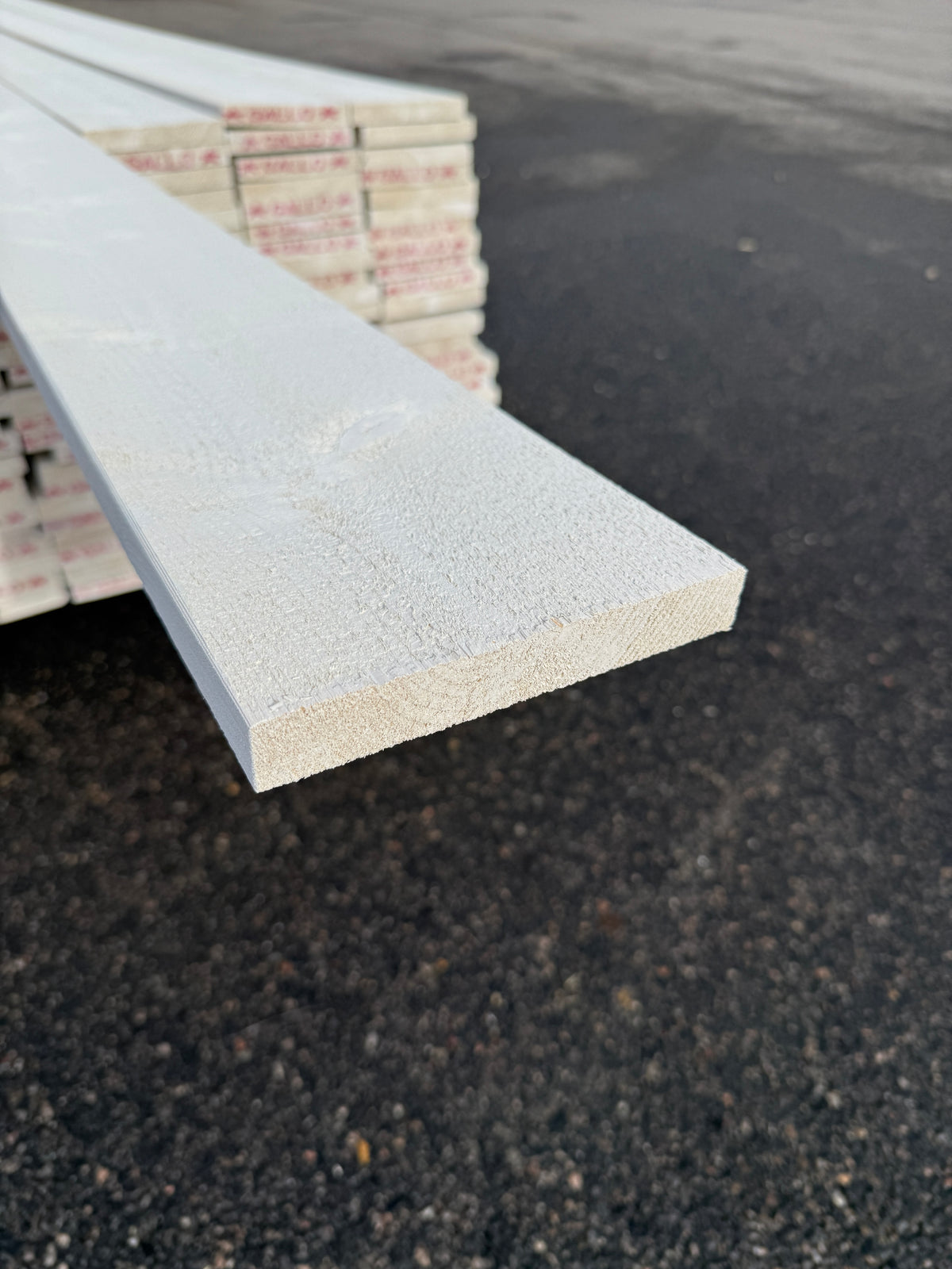 Finsågade Brädor 22x145mm 4,50m – Grundmålade (Säljs per styck)