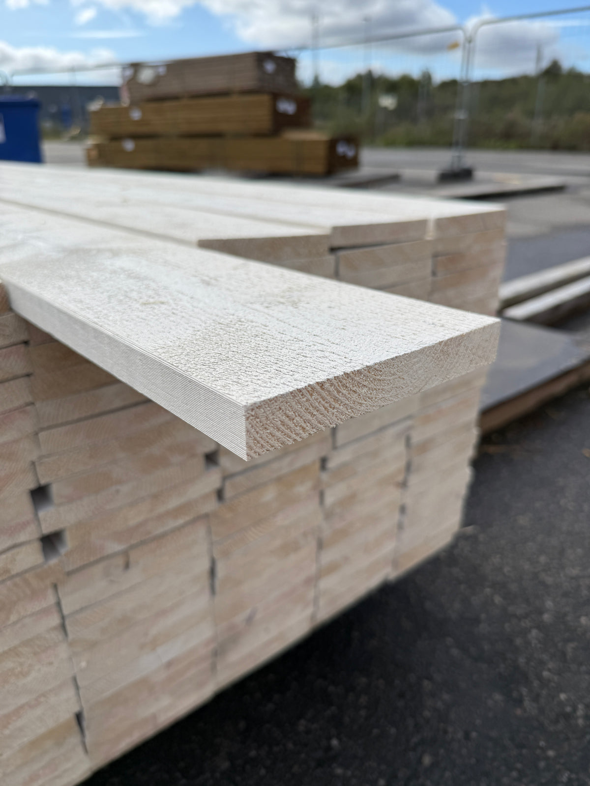 Finsågade Brädor 22x145mm 4,50m – Grundmålade (Säljs per styck)
