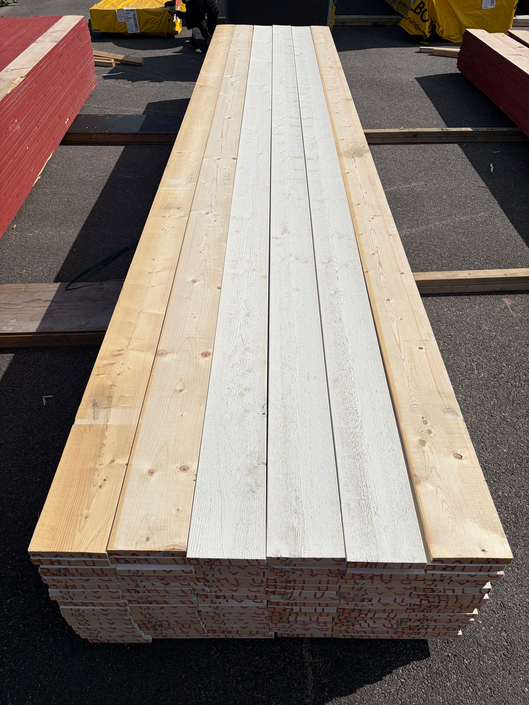 Paket Finsågade Brädor 28x170mm, 102st 5.10m Grundmålade