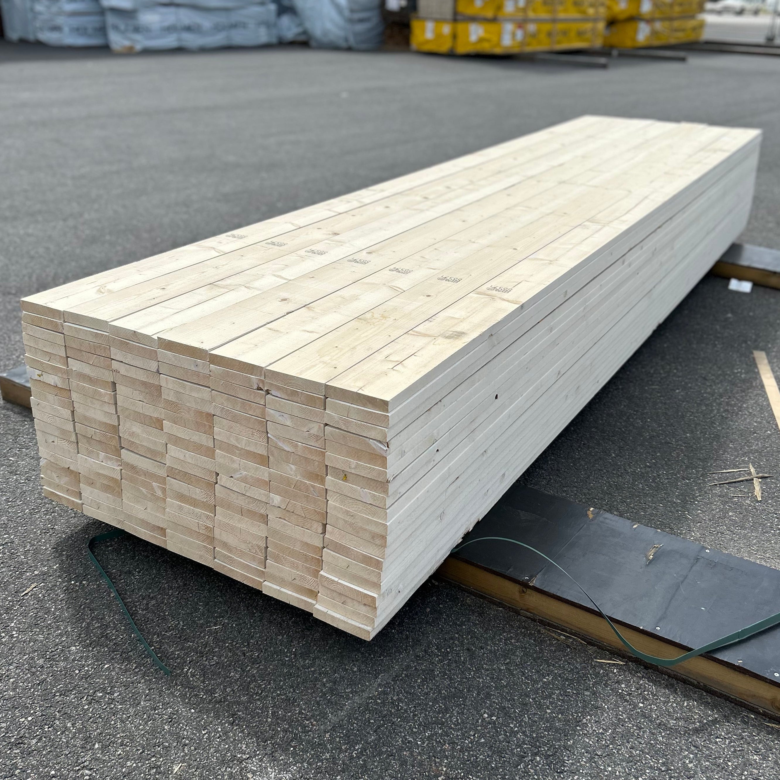 Paket Finsågade Brädor 28x145mm 133st 4.20m Grundmålad