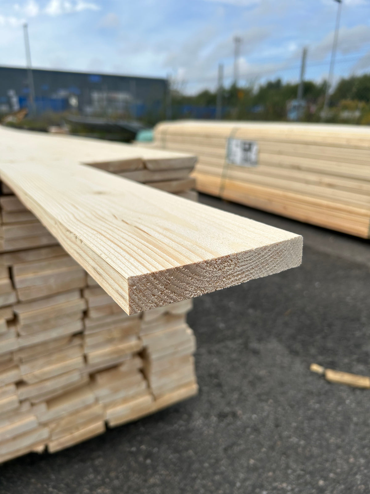 Parti Finsågade Brädor 22x120 mm – 3.60–4.80 m (Andra sortering)