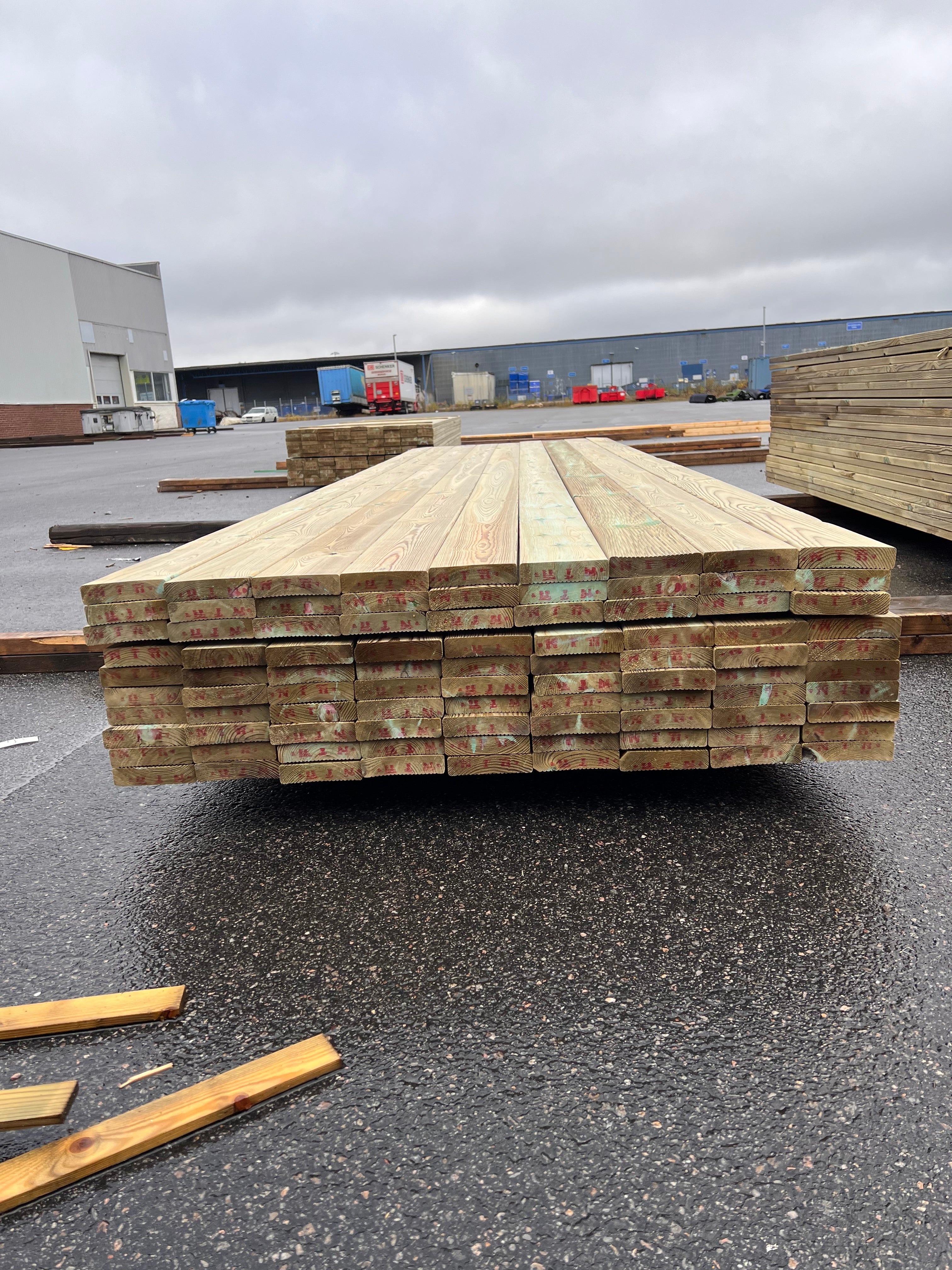 Rillad Trall Tryckimpregnerad 28x120mm – (4,20 m, Furu, B-sortering)