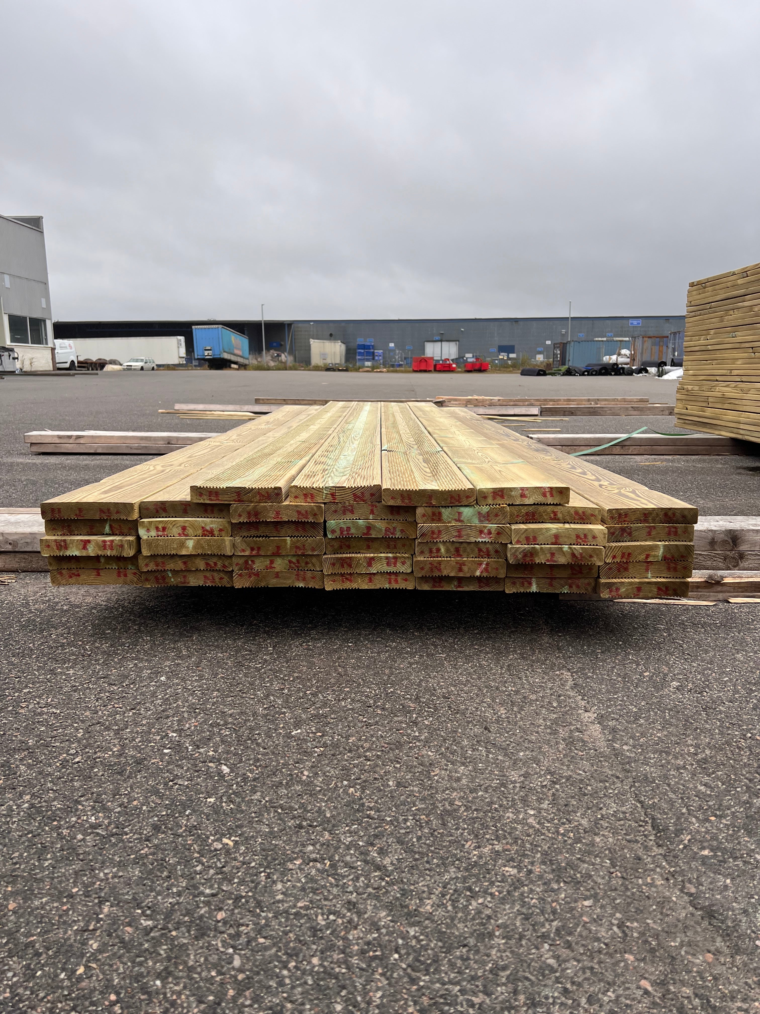 Paket tryckimpregnerad trall 27x145 rillad 39 st 3.30m (B-Sortering)