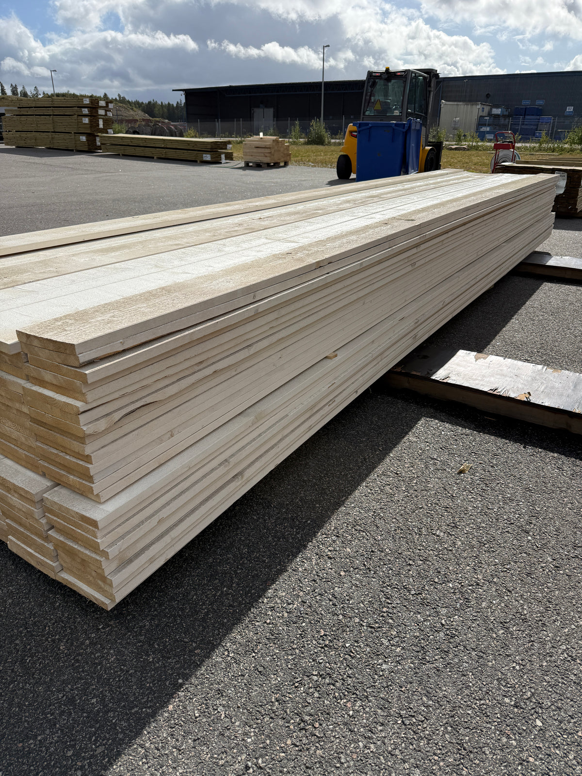Paket Finsågade Brädor 22x170mm, 146st 5,40m Grundmålade