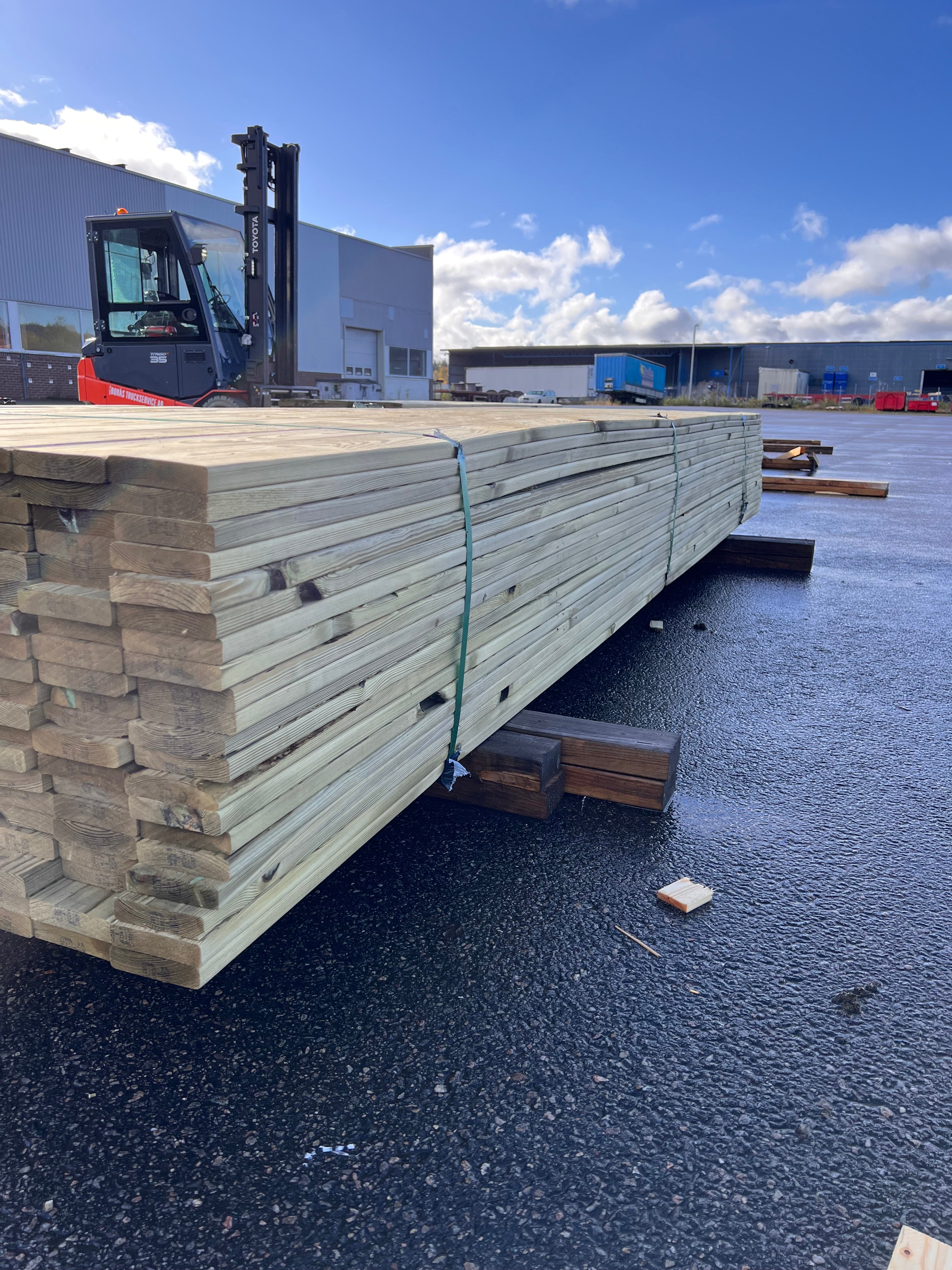 Paket Tryckimpregnerad trall 22x95 – 200 st 3,90-4,20m (B-sortering)