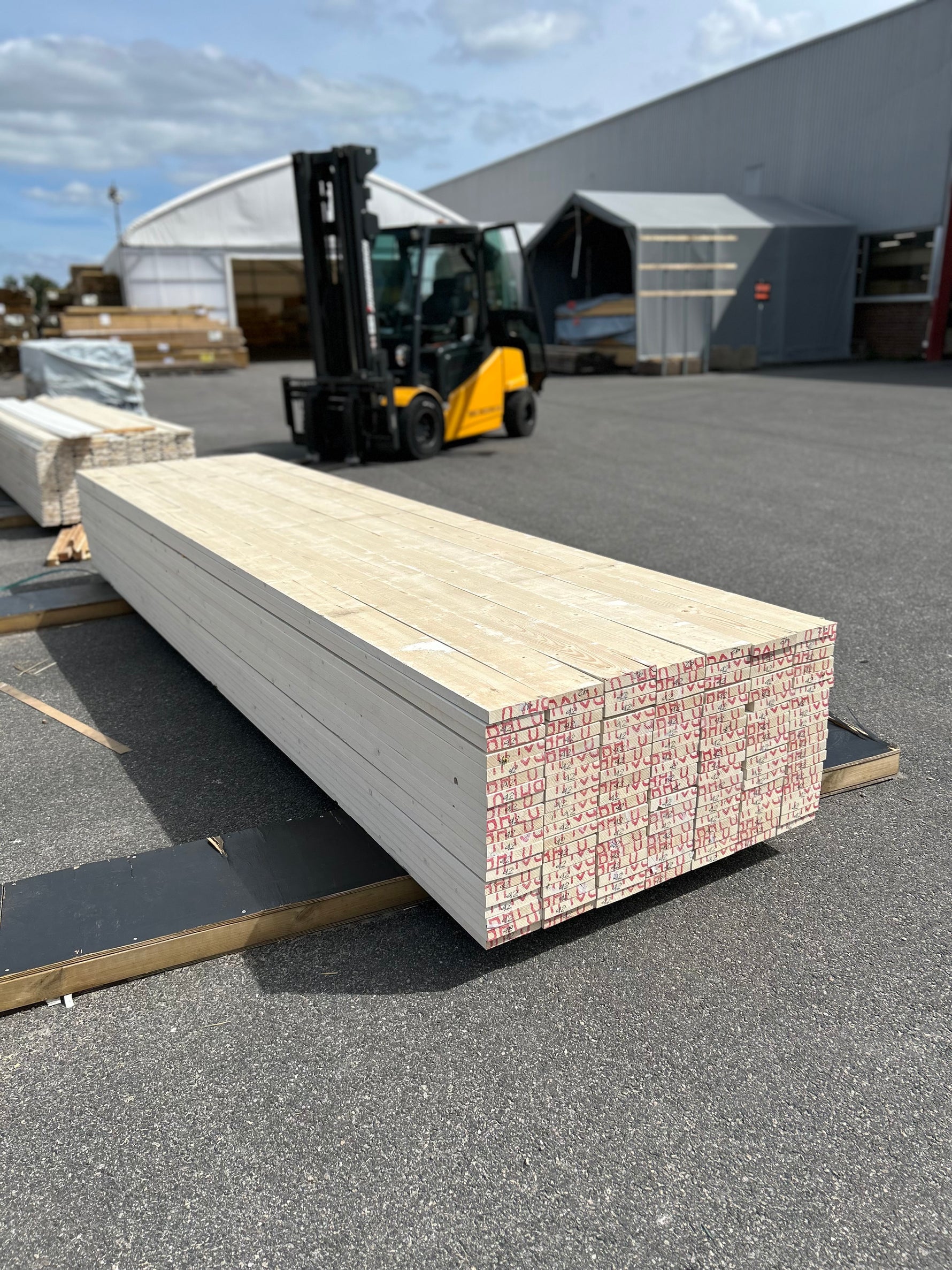Paket Finsågade Brädor 28x145mm 133st 4.20m Grundmålad