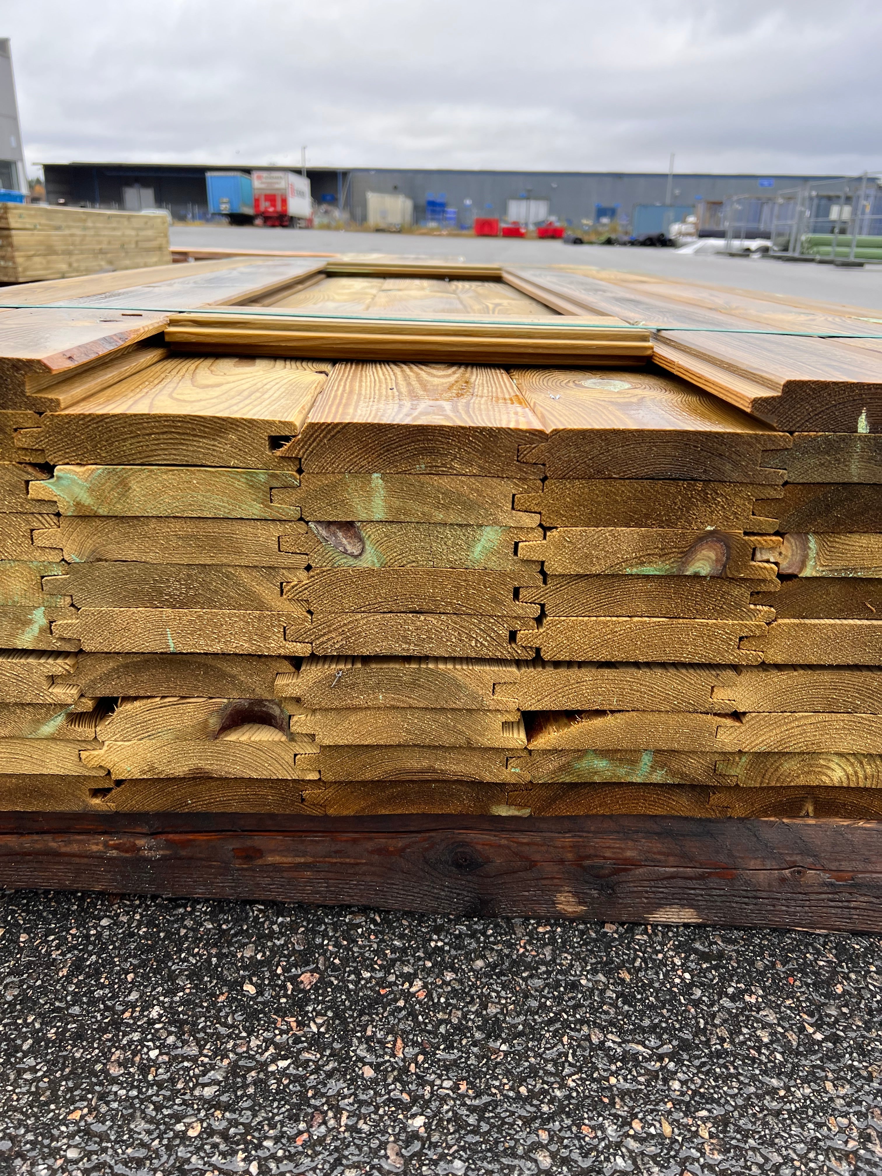 Paket Spontad Panel Hyvlad 28x145mm – 77 st (2,0 m, Tryckimpregnerad, B-sort)