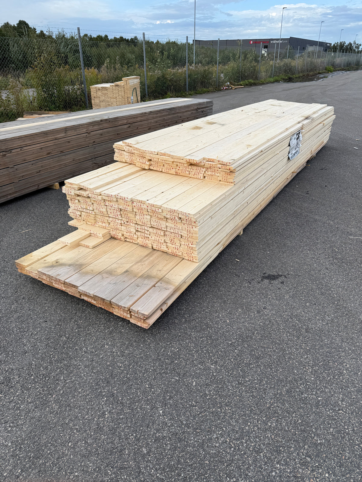 Parti Finsågade Brädor 22x120 mm – 4,20–5,40 m (Andra sortering)