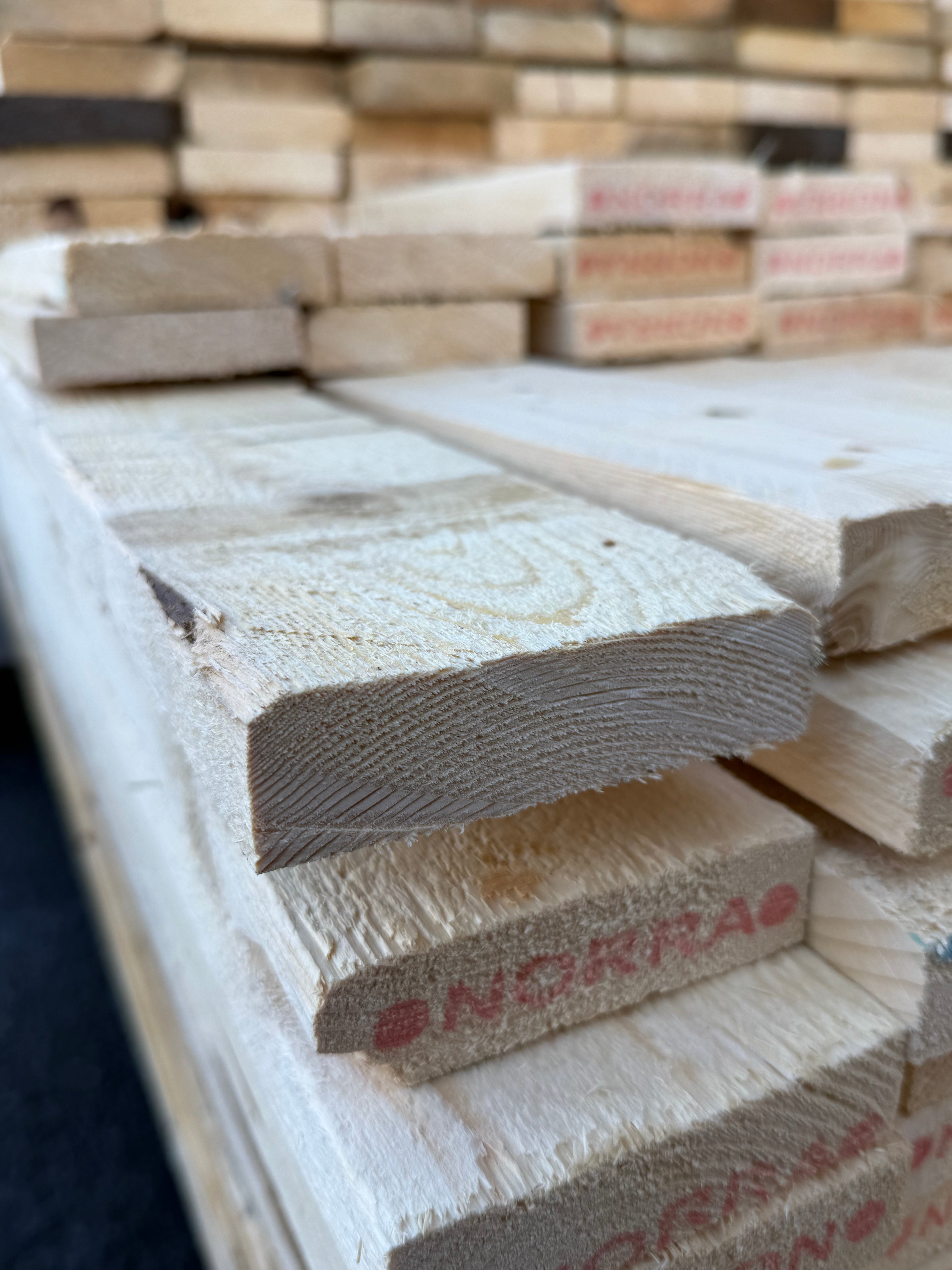 Paket Brädor 25x100mm Råsågade – 279 st (4,2–5,4 m, gran, obehandlad)