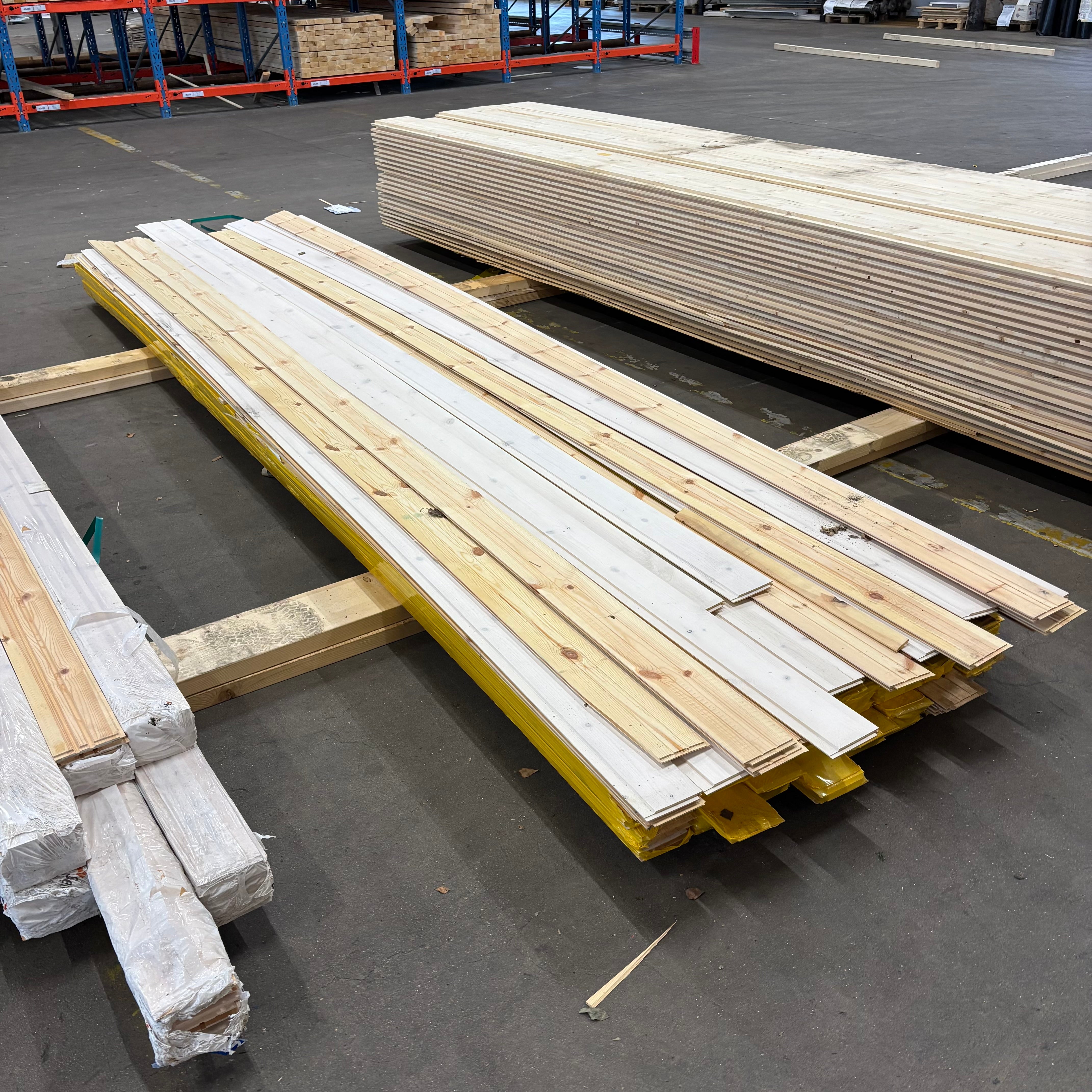 Paket Spårpanel 13x120mm – 135 st (4,40 m, furu, vitlasyr + lack)