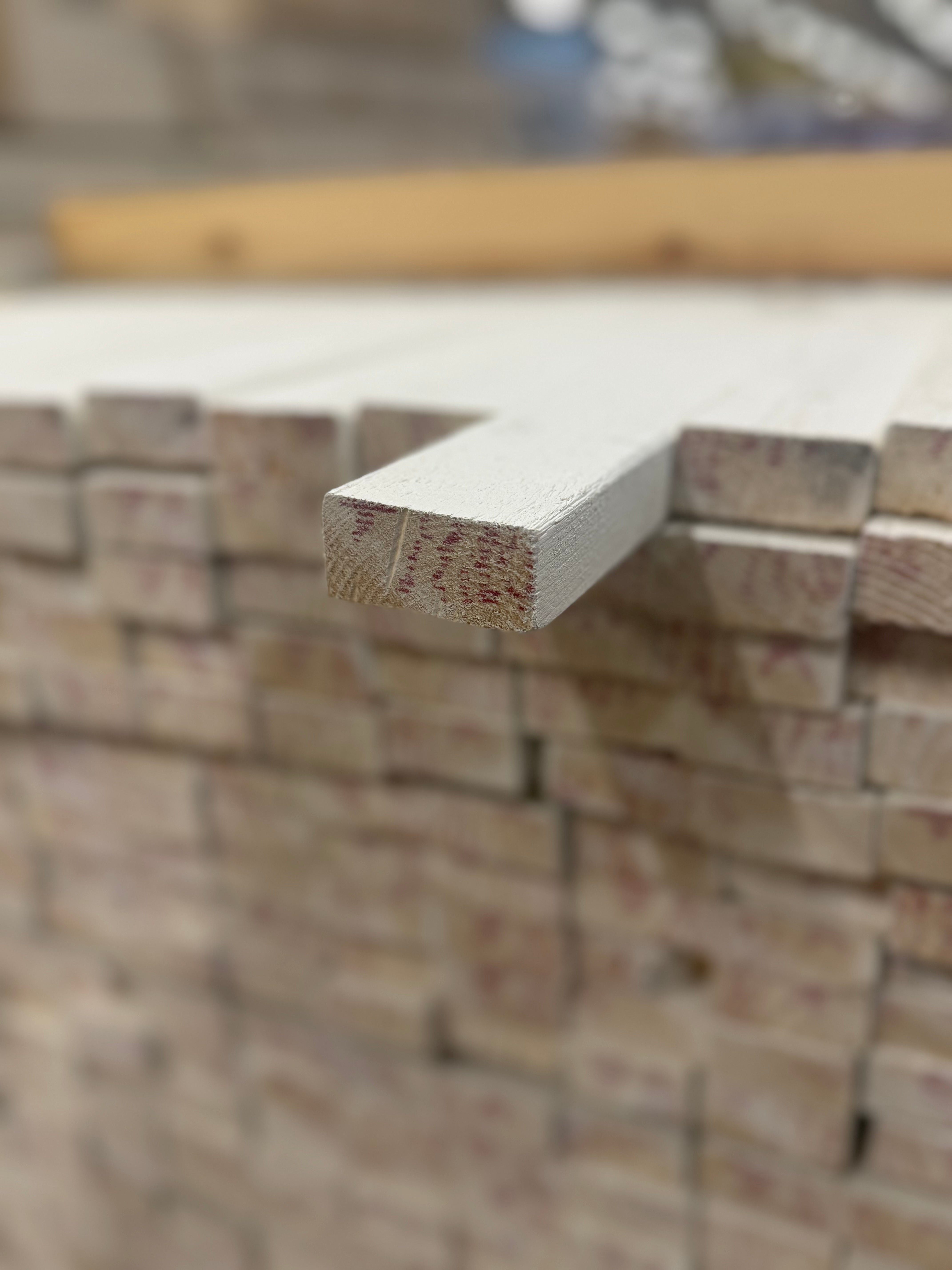 Lockläkt 22x45mm – Vitmålad