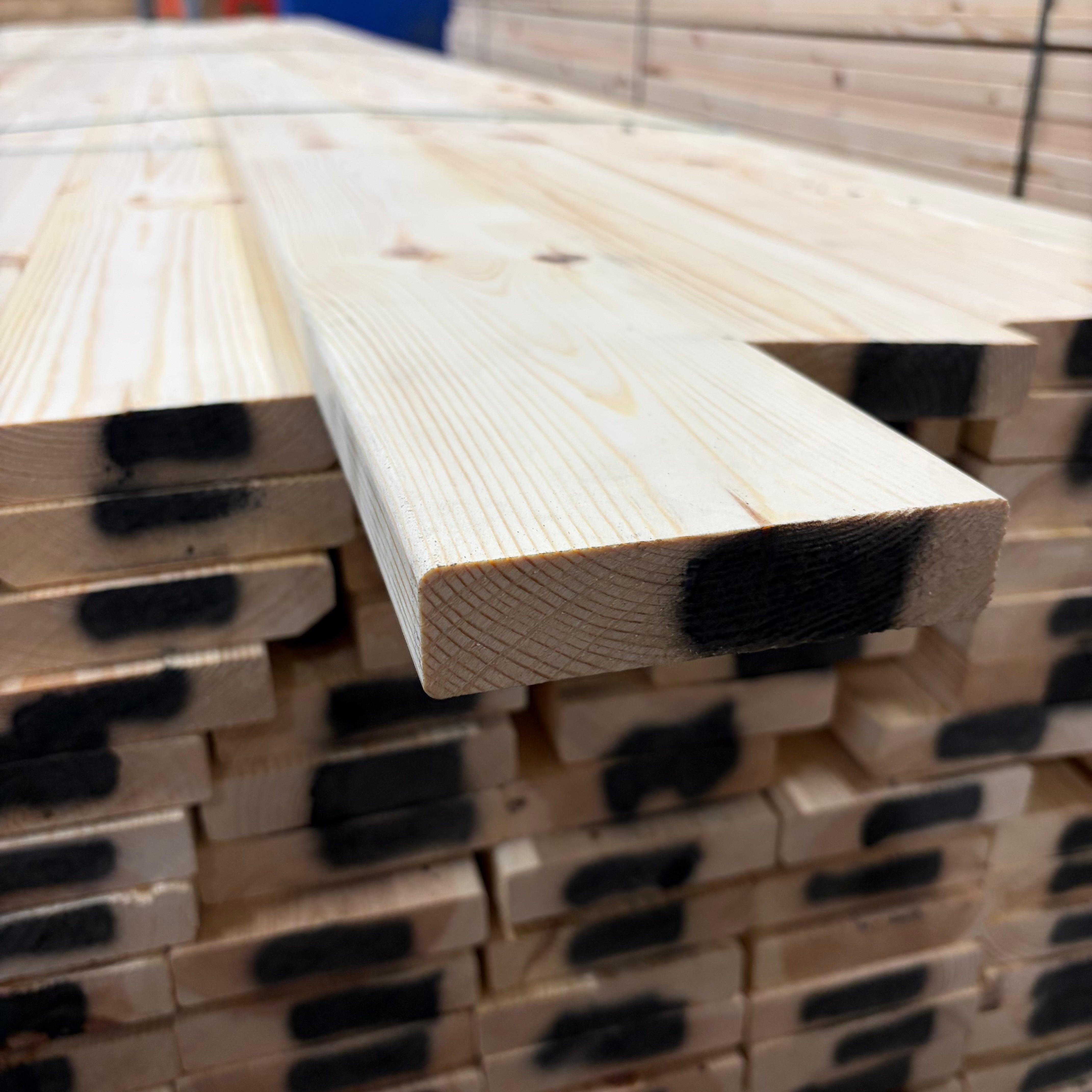 Hyvlad 28x120mm – Obehandlad Furu (Andrasortering)