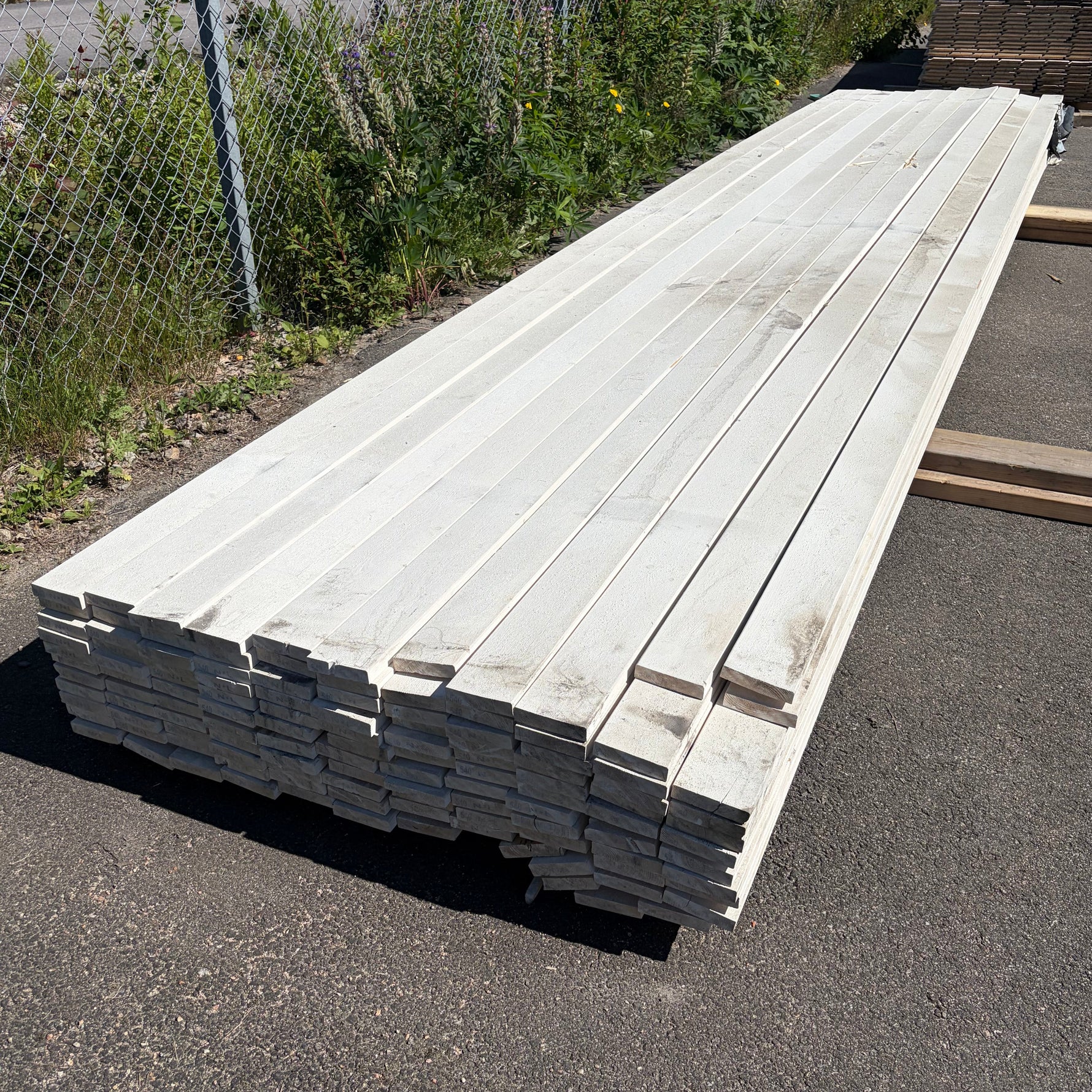 Paket Finsågade Brädor 22x95mm, 120st 5.20-5.40m Mellanstruken