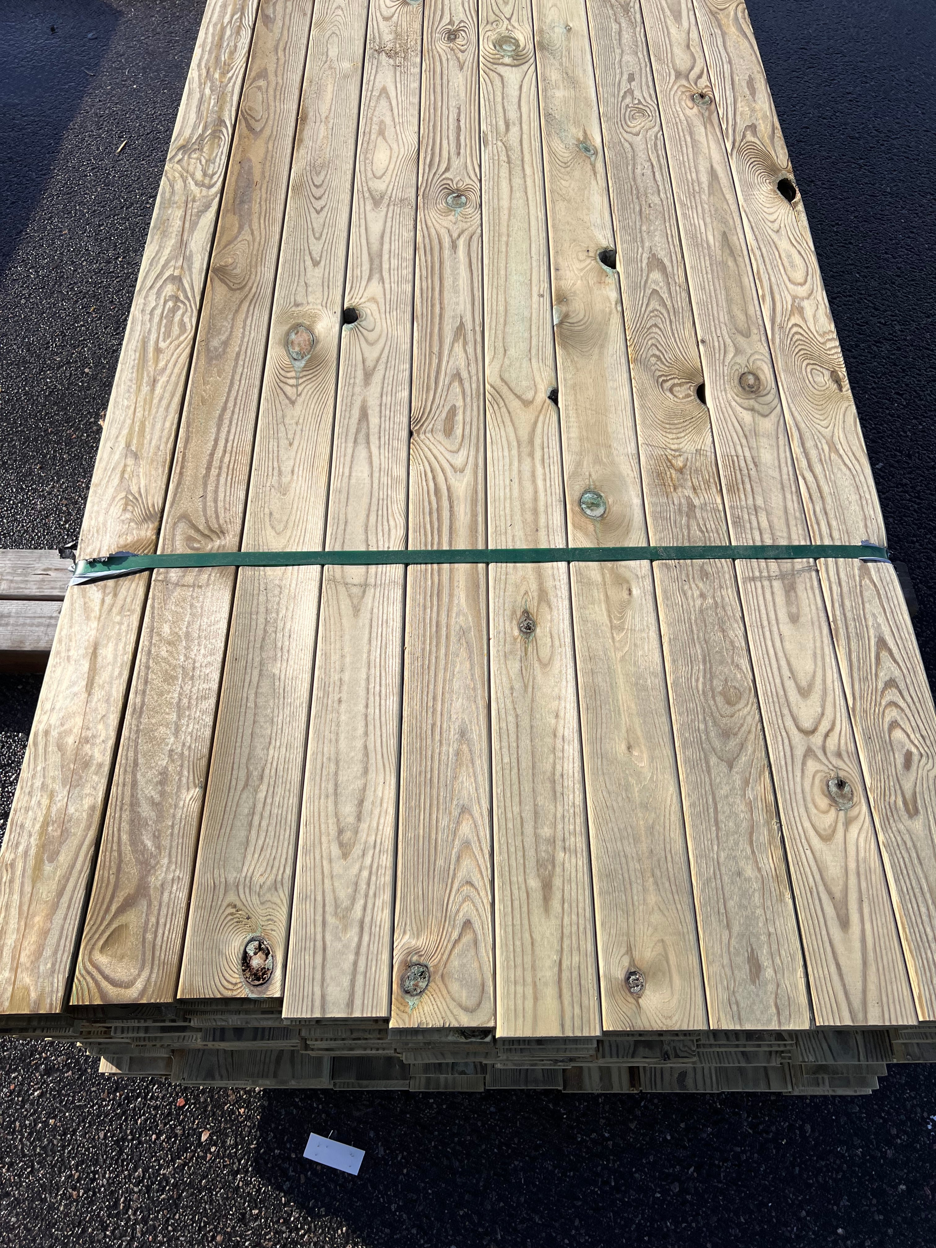 Paket Tryckimpregnerad trall 22x95 – 200 st 3,90-4,20m (B-sortering)