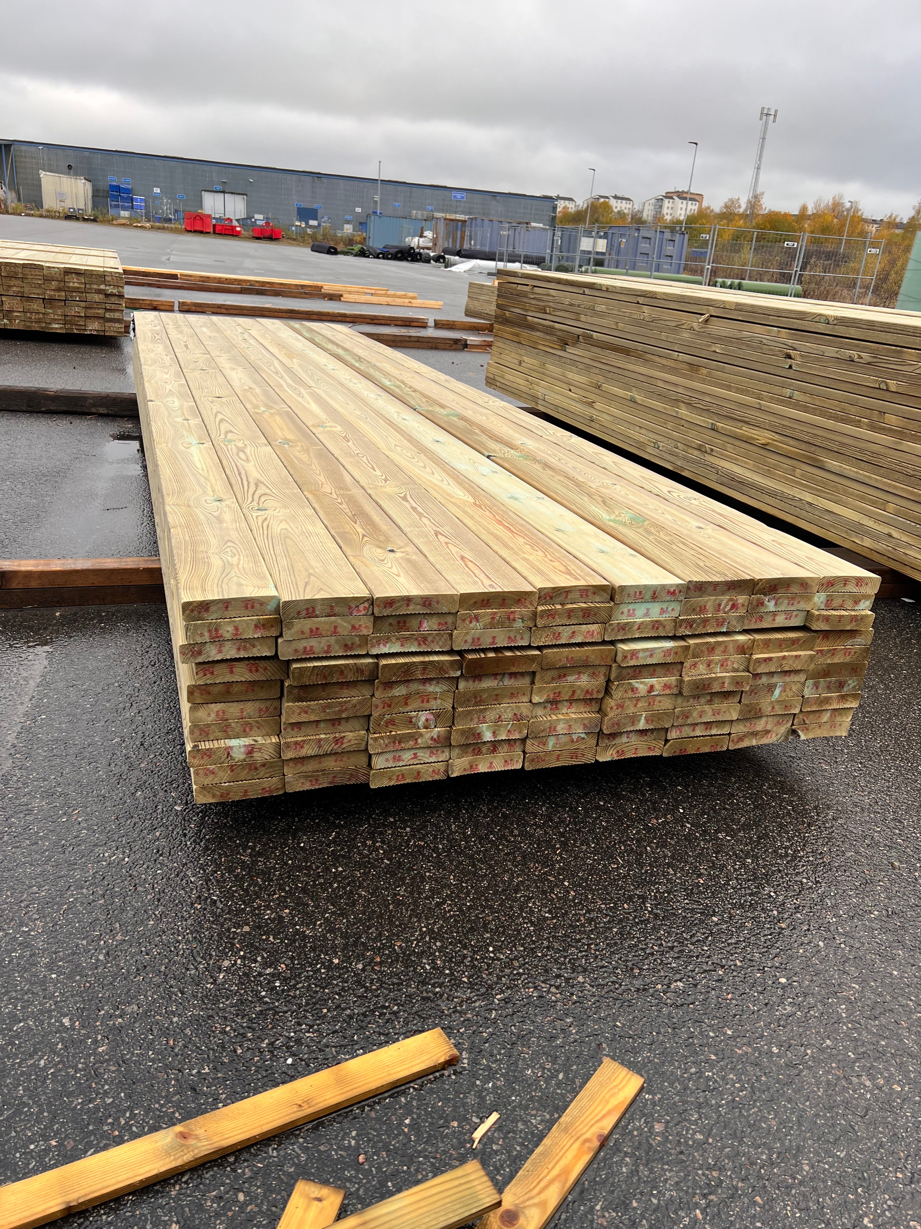 Rillad Trall Tryckimpregnerad 28x120mm – (4,20 m, Furu, B-sortering)