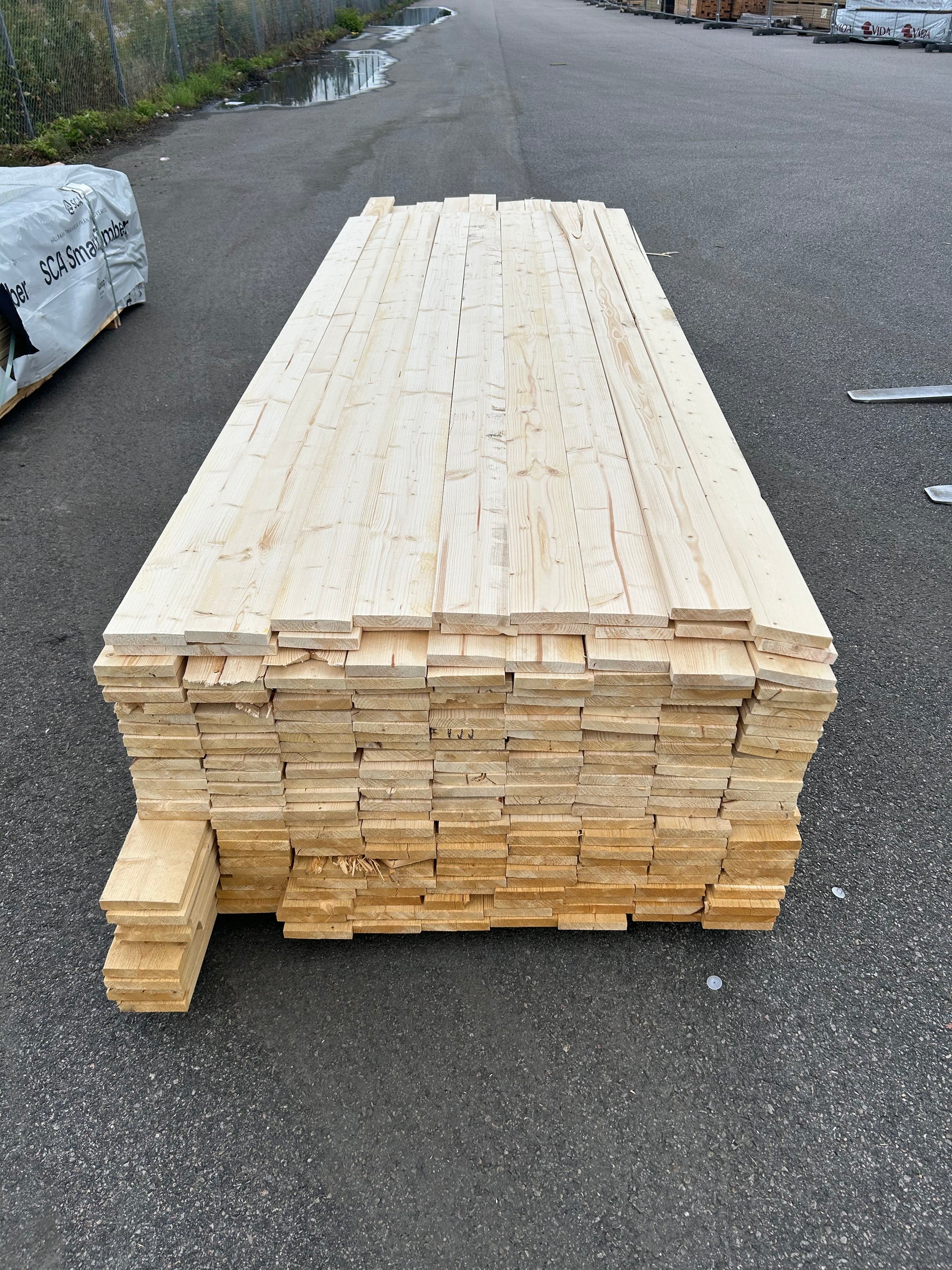 Paket Finsågade Brädor 22x120 mm – 3,00–5,40 m (Andra sortering)