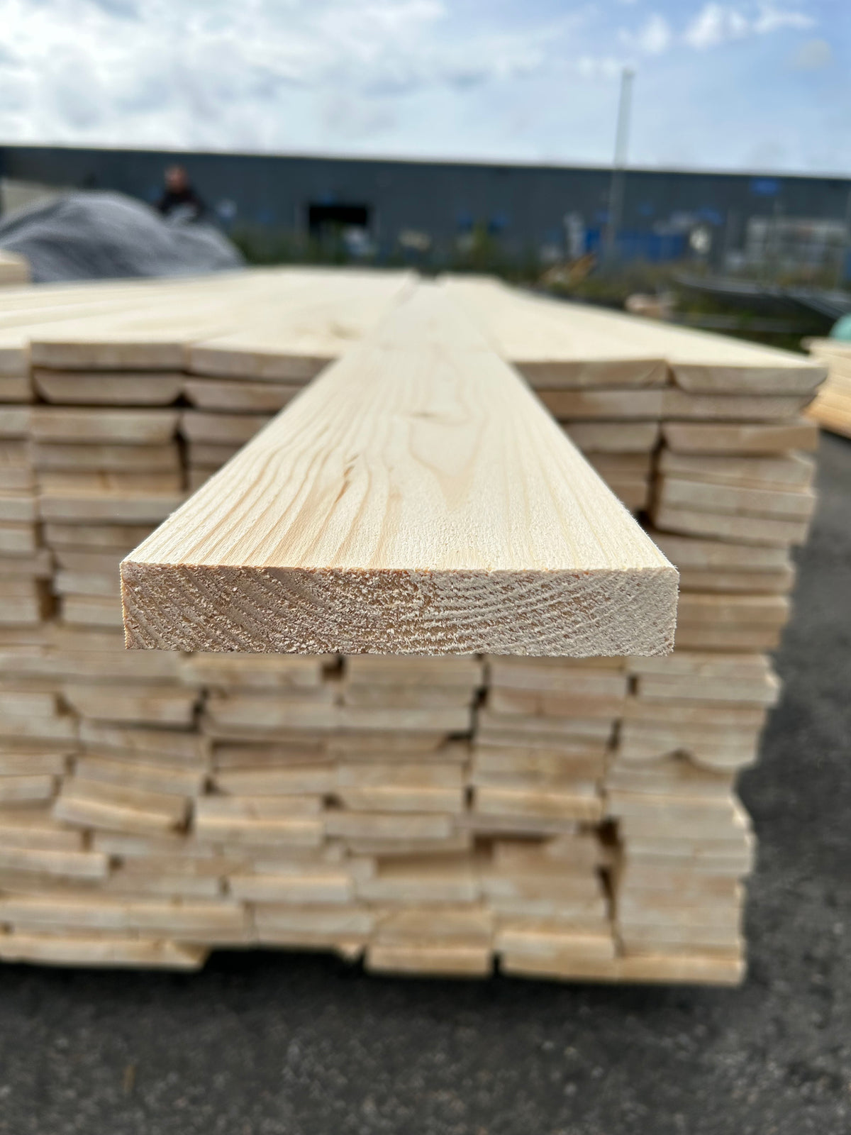 Parti Finsågade Brädor 22x120 mm – 3.60–4.80 m (Andra sortering)