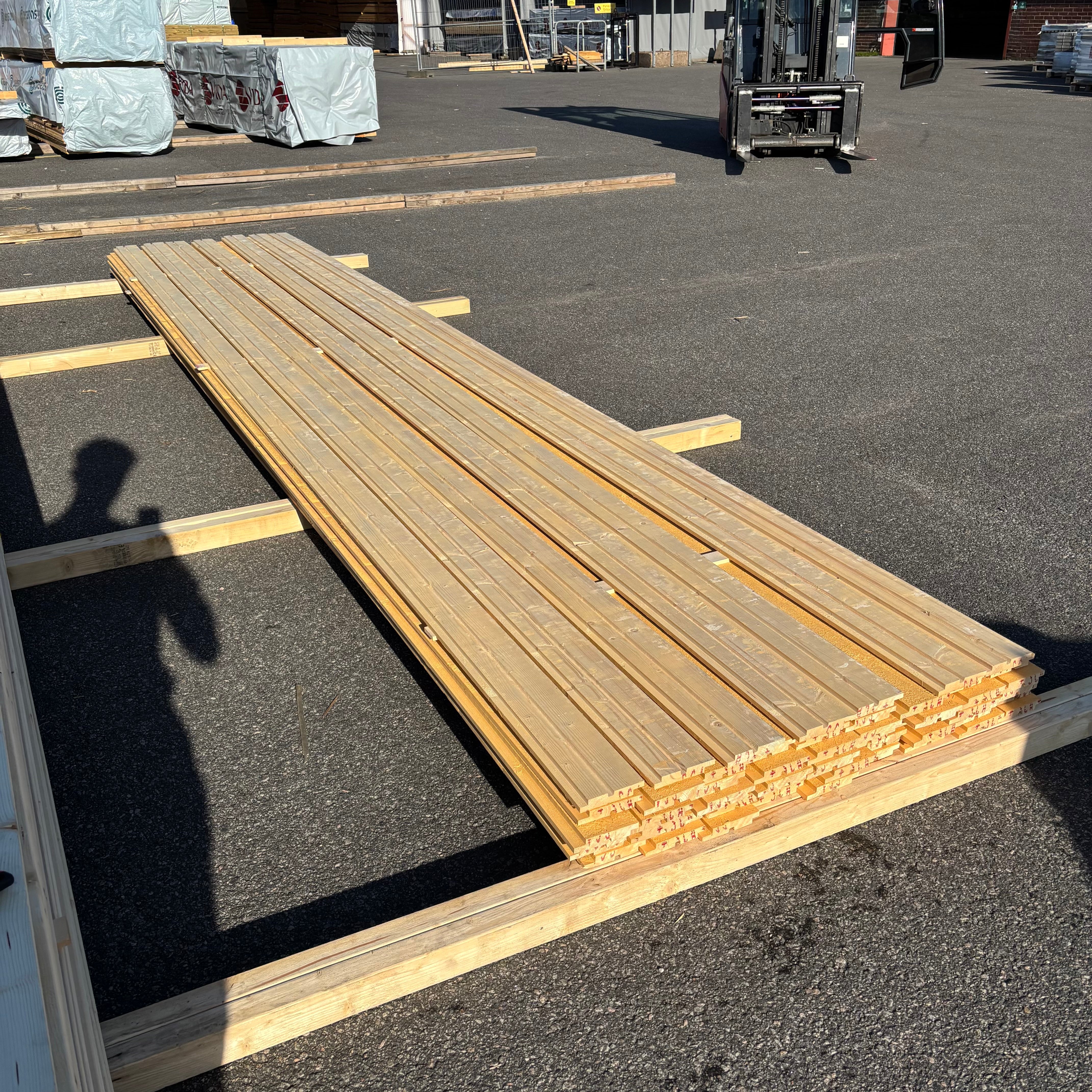 Paket Hakfalspanel 21x120mm – 52 st 5,40 m (grundmålad + mellanstruken gul)