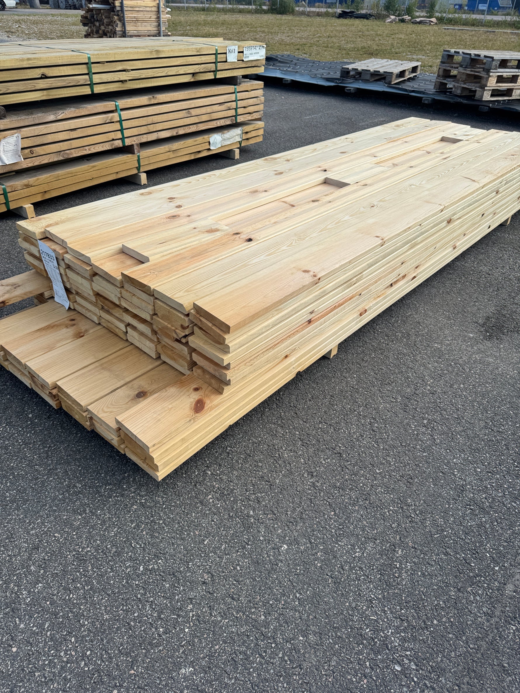 Paket Hyvlad 28x145 – 84st – 3.00–3.30 m – ANDRASORTERING