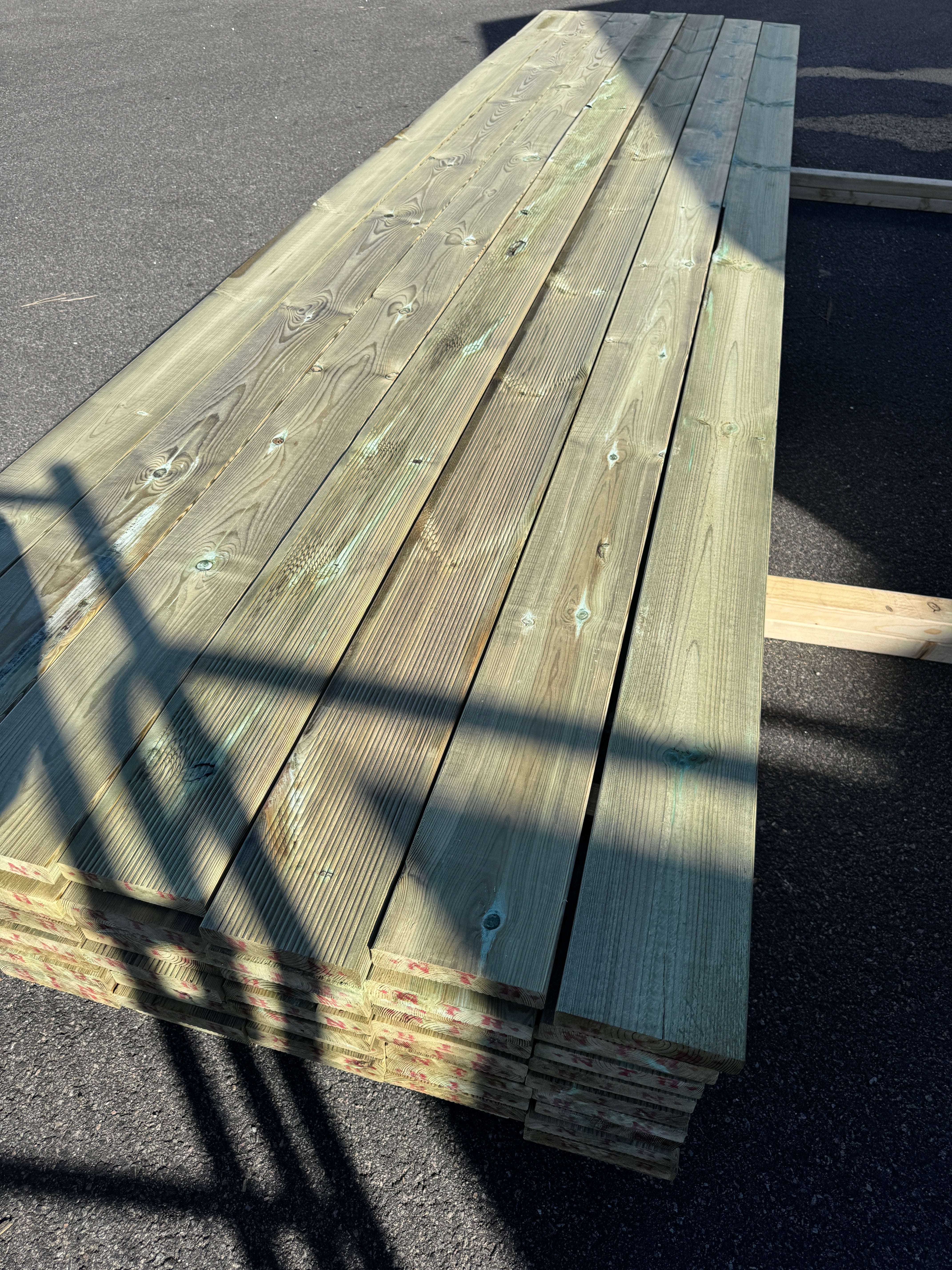 Paket Rillad Trall 28x145mm – 77 st (4,20 m, furu, NTR AB, B-sort)