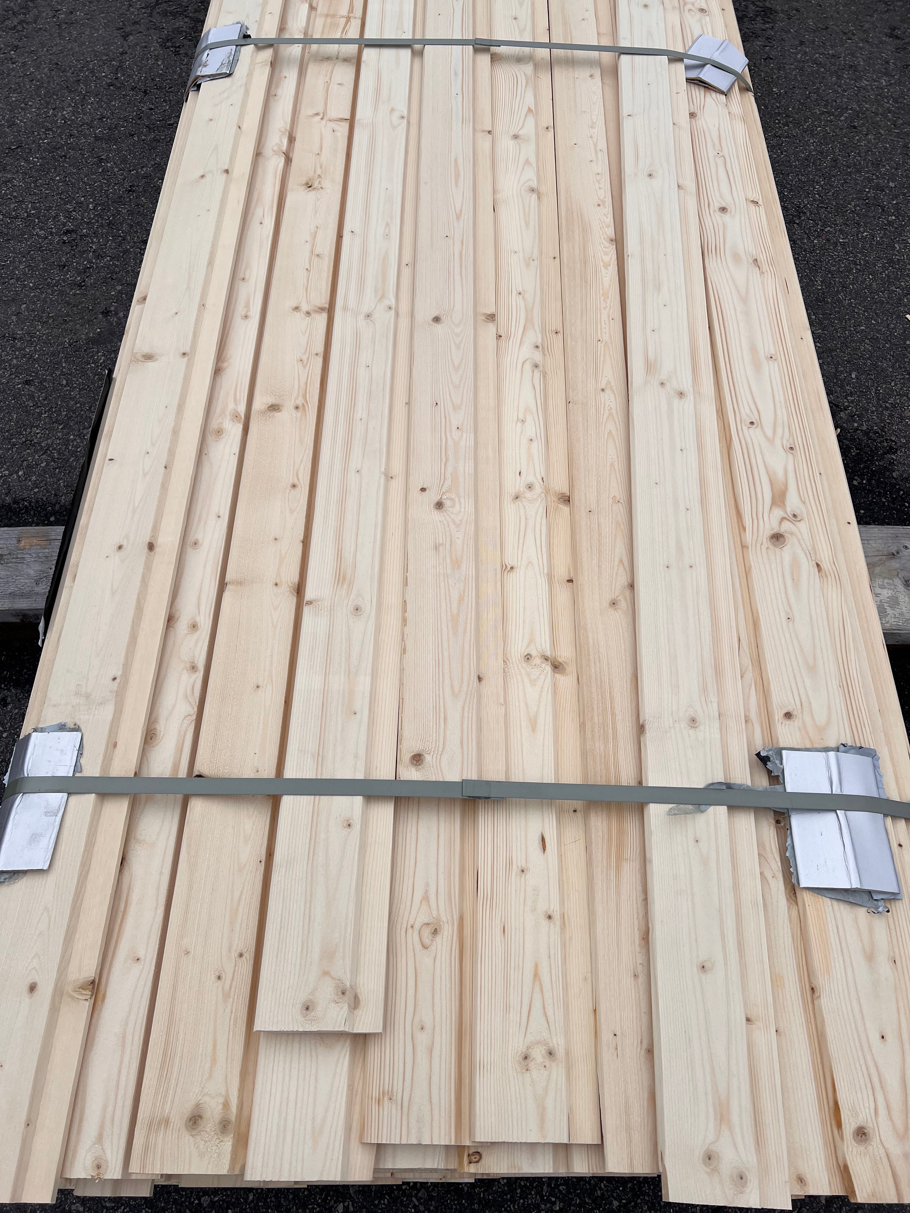 Paket Falsad Spårpanel 22x120mm 110st 3.60–4.20m – Gran (B-sort)