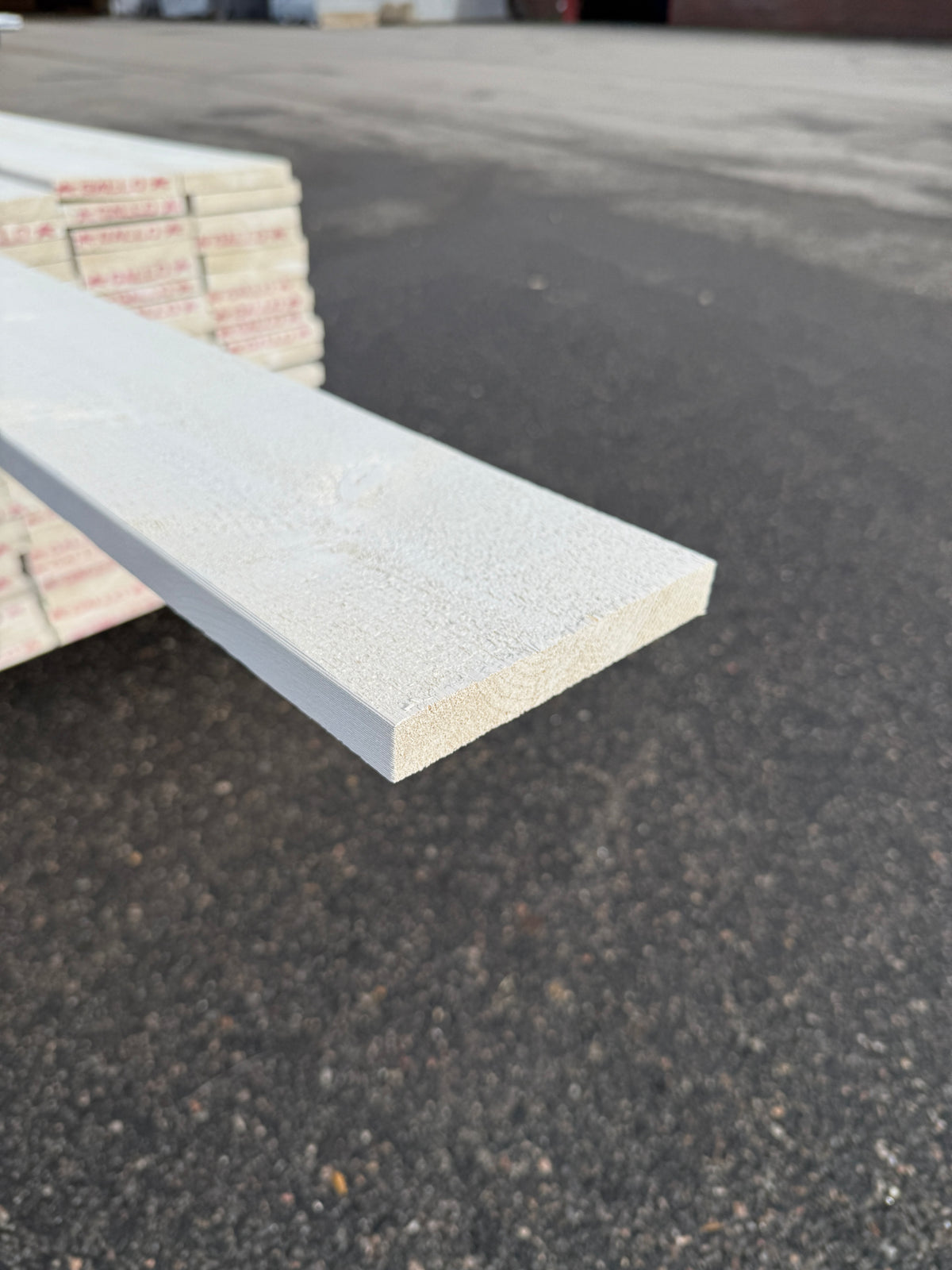 Finsågade Brädor 22x145mm 4,50m – Grundmålade (Säljs per styck)