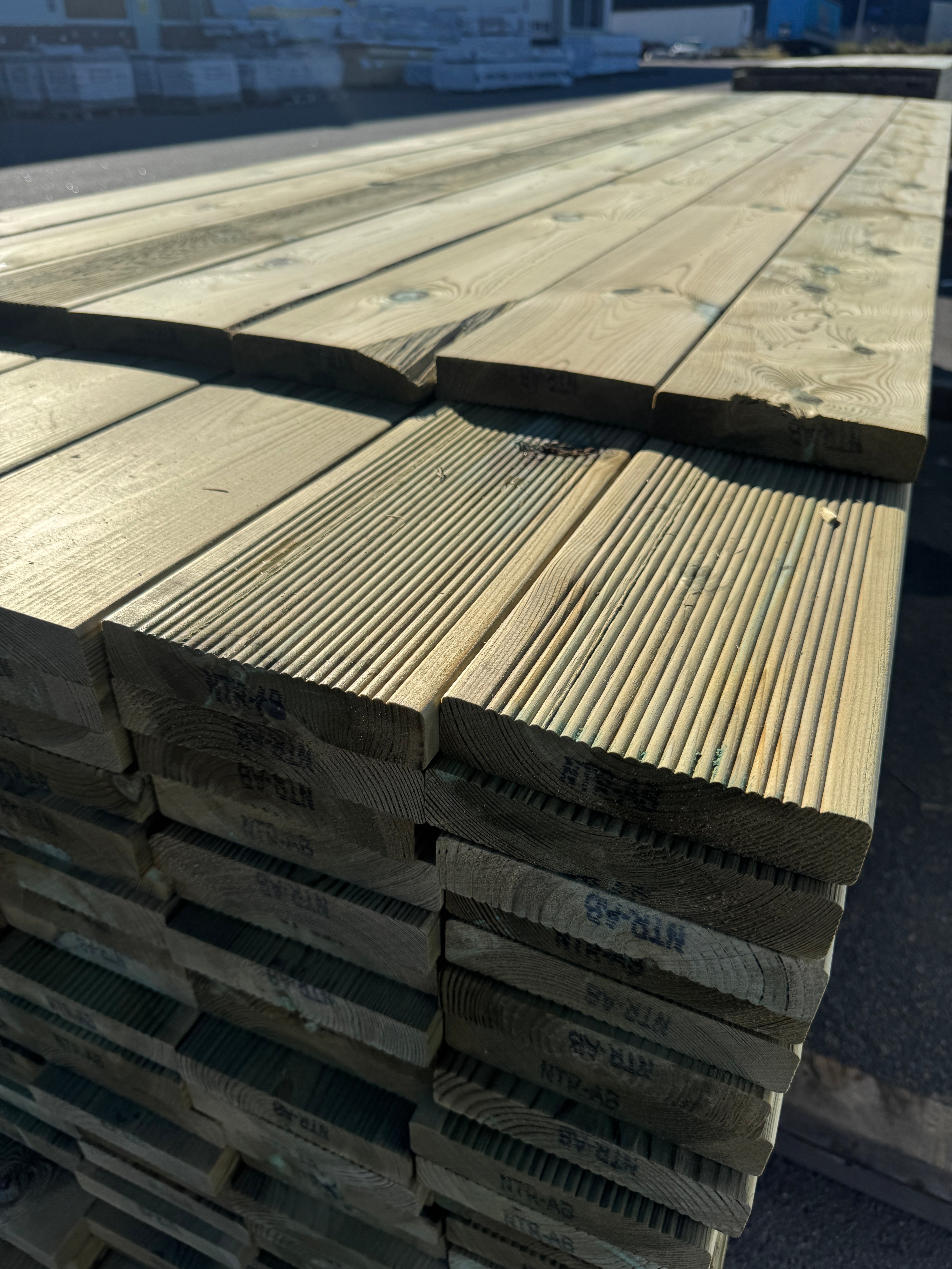 Paket Rillad Trall 28x145mm – 168 st (3,30–3,60 m, furu, NTR AB, B-sort)