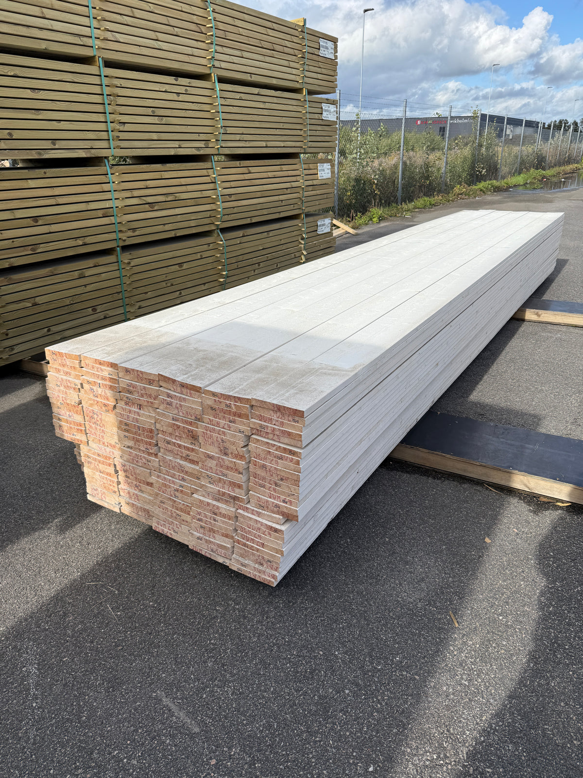 Paket Finsågade Brädor 22x170mm, 150st 5,40m Grundmålade