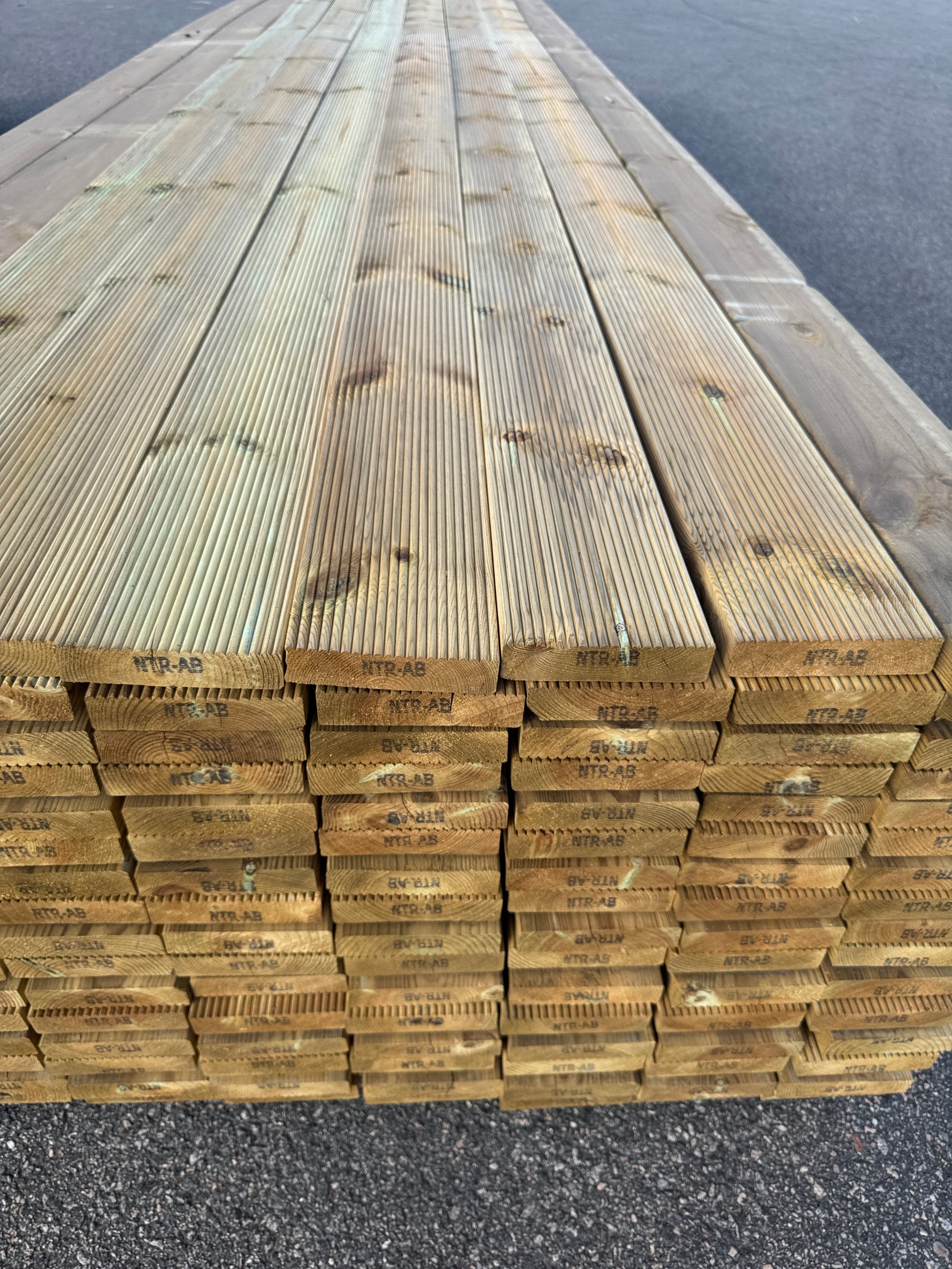 Paket Rillad Trall 28x120 – 144st – 4.20 m – NTR AB A-sortering