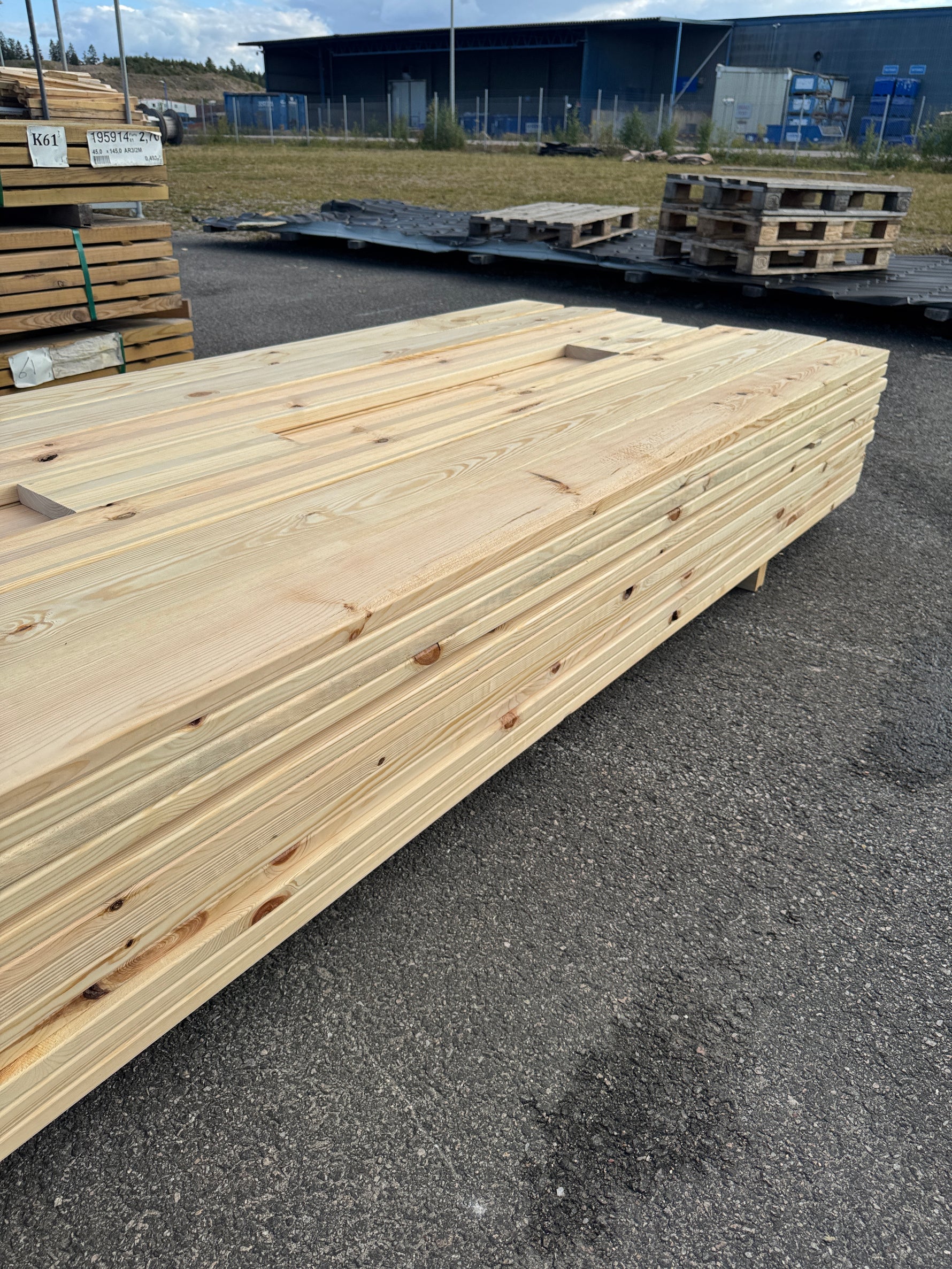 Paket Hyvlad 28x145 – 84st – 3.00–3.30 m – ANDRASORTERING