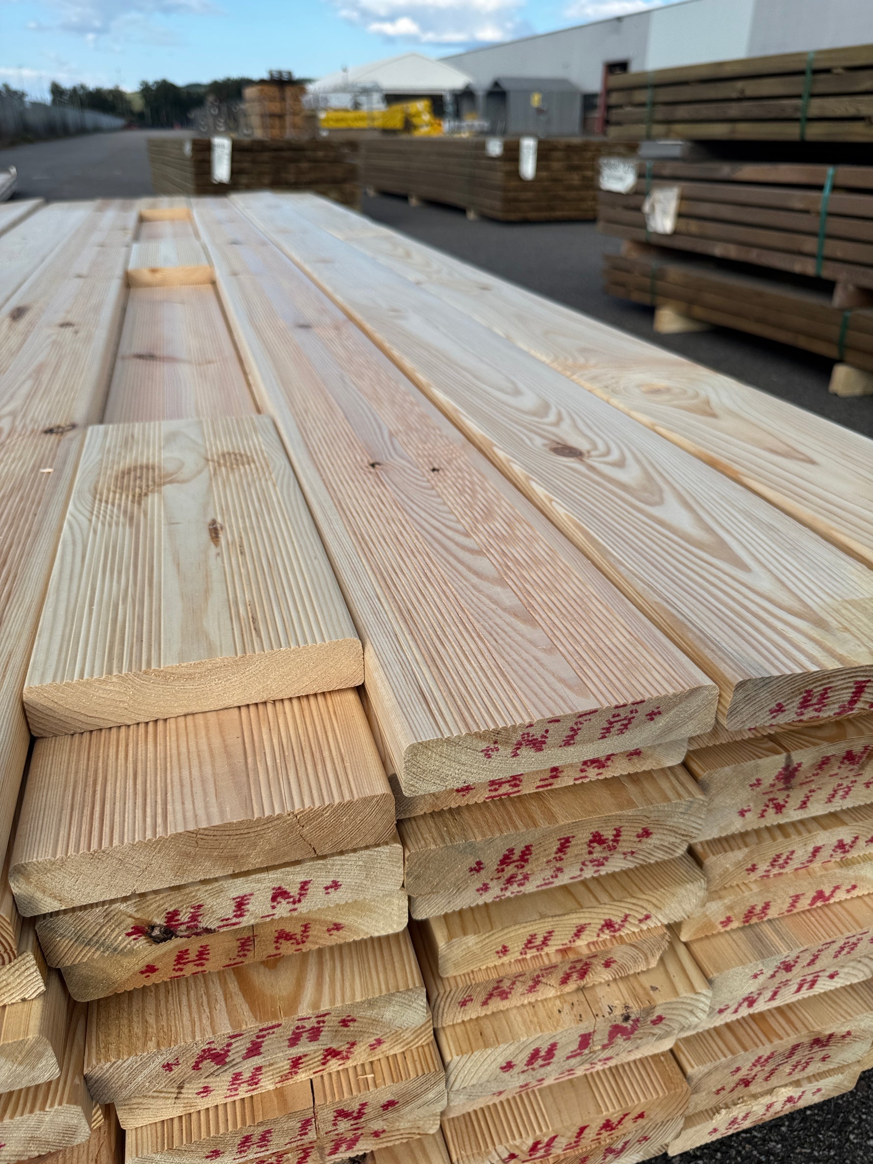 Paket Hyvlad 28x145 – 84st – 3.00–3.30 m – ANDRASORTERING
