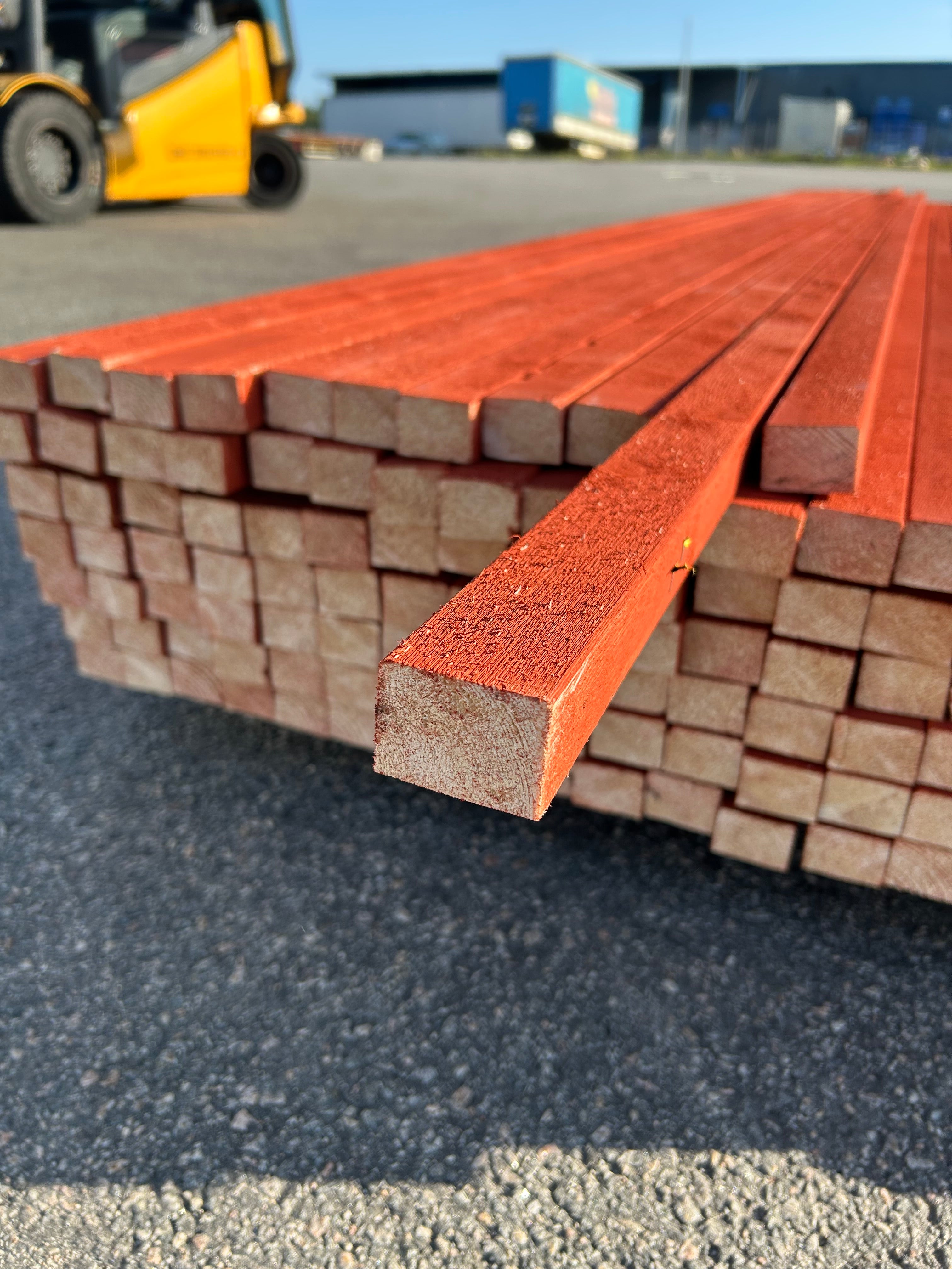 Paket Läkt 34x45 – 142st (4.50 m) – Grundmålad Ljusröd Slam