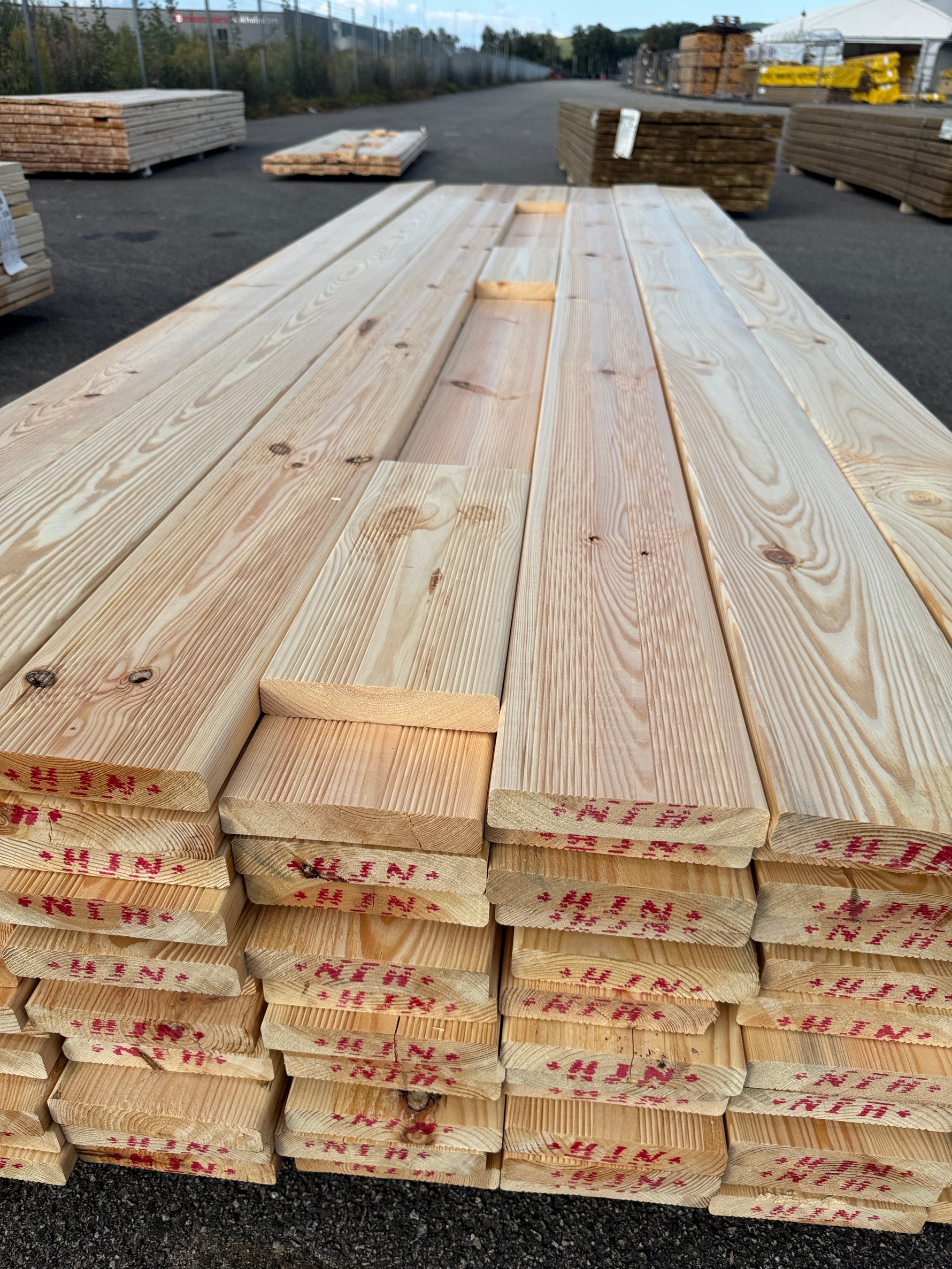 Paket Hyvlad 28x145 – 84st – 3.00–3.30 m – ANDRASORTERING