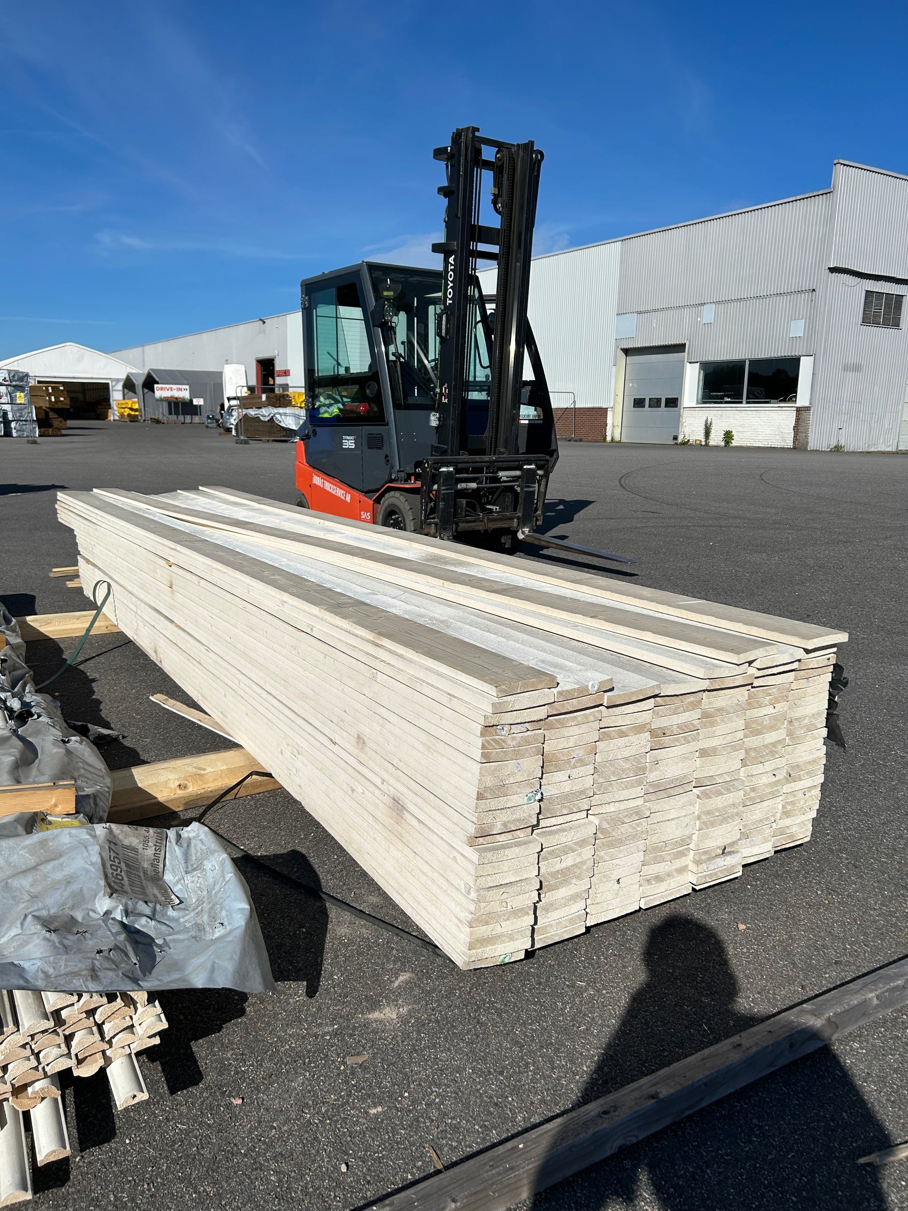 Paket Finsågade Brädor 22x145mm, 155st (4.20-4.80m) Grundmålade