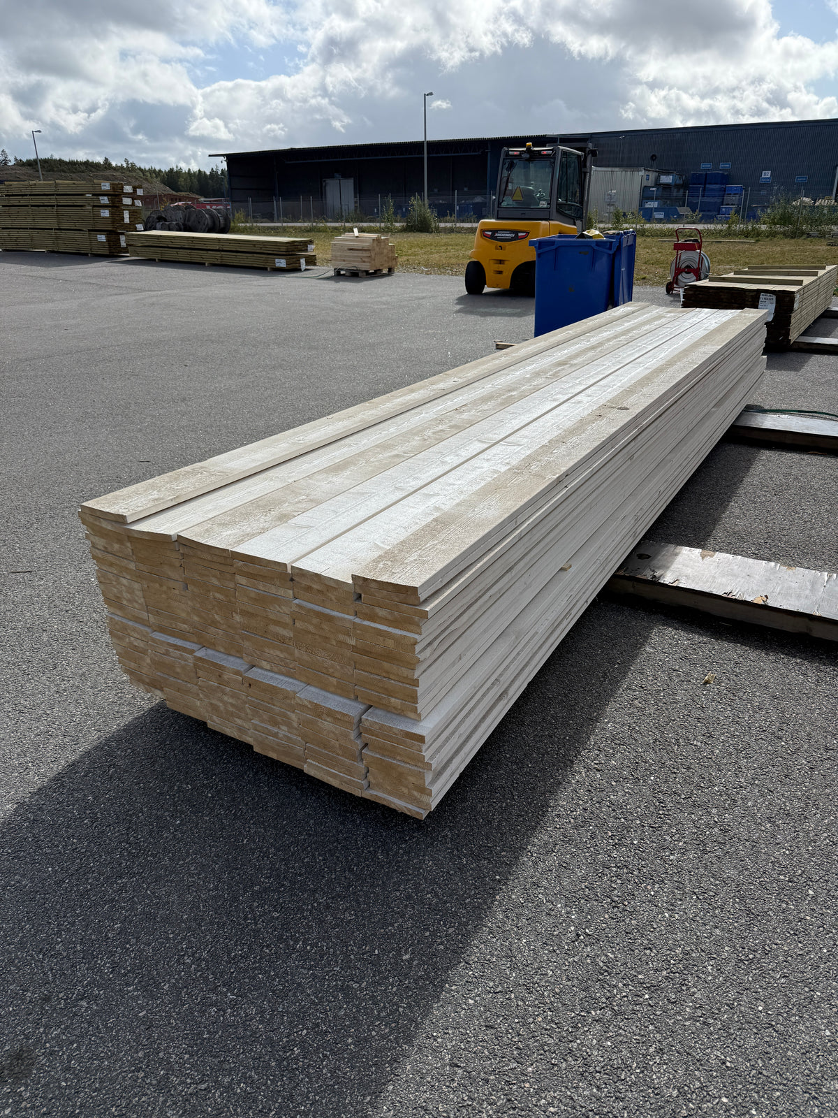 Paket Finsågade Brädor 22x170mm, 146st 5,40m Grundmålade