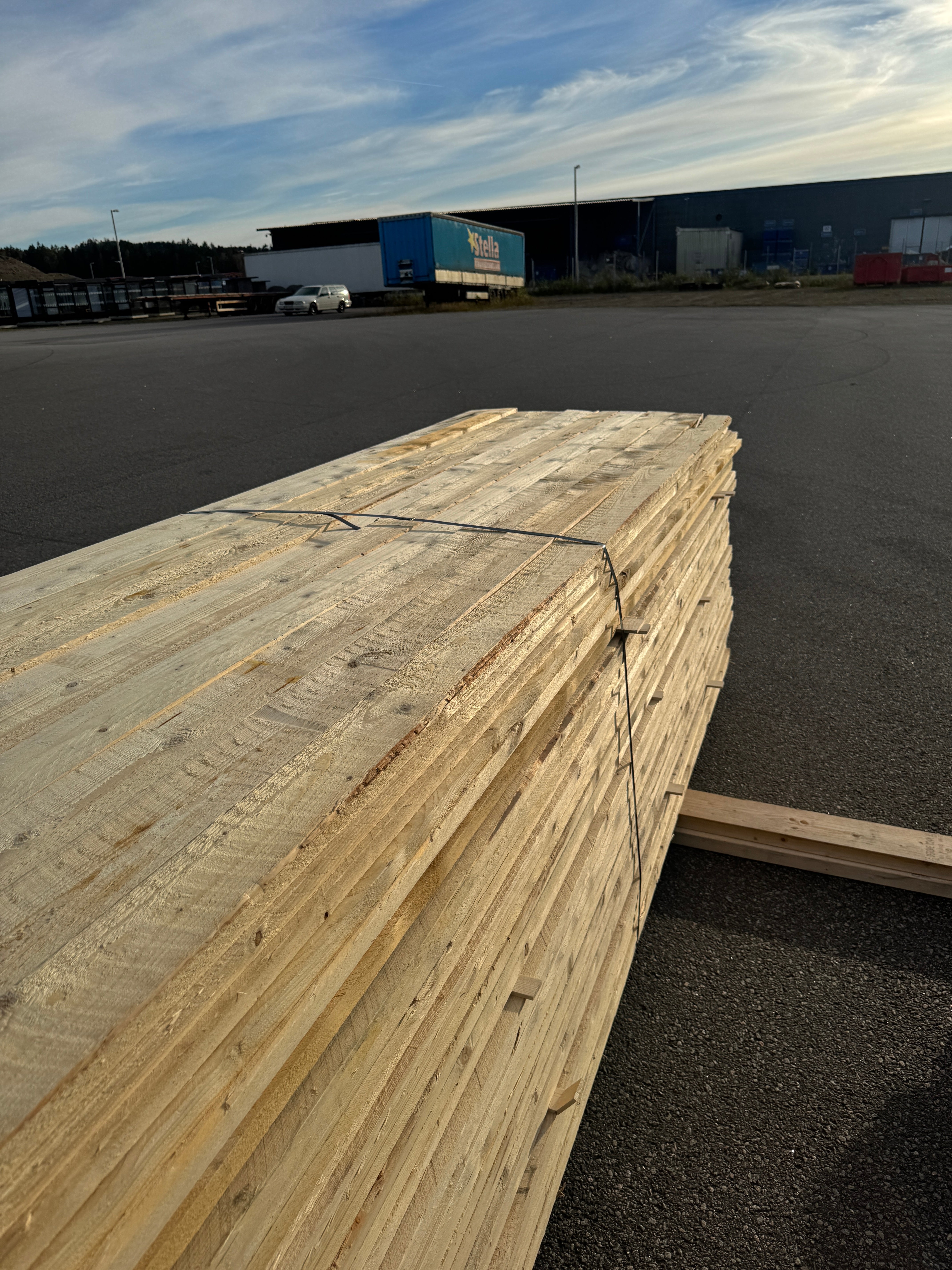 Paket Brädor 22x100mm Råsågad – 323 st (3,6–5,4 m, gran, obehandlad)