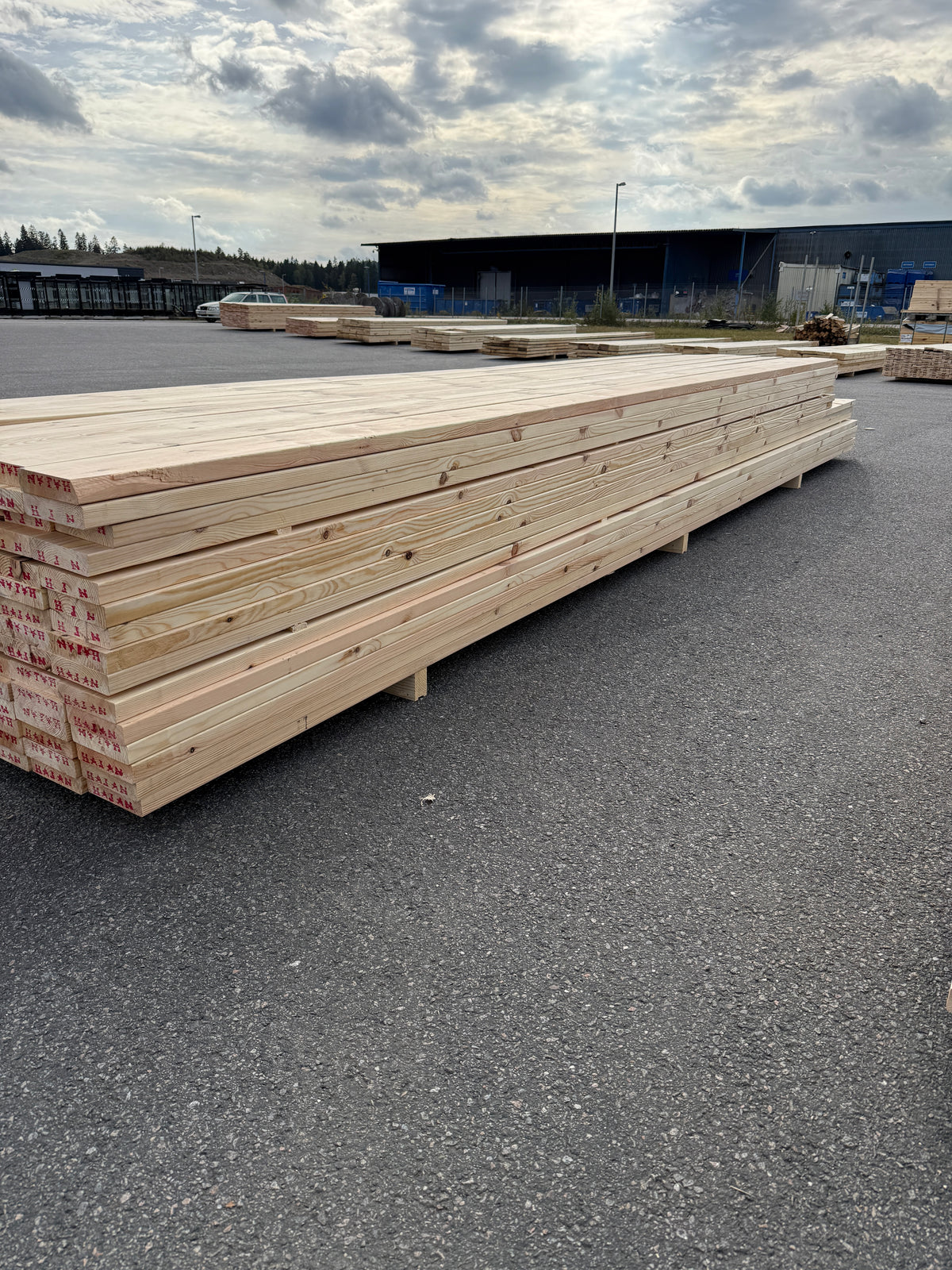 Paket Hyvlade Furu Brädor 36x148mm 4,80–5,40m – 105st (Andra sortering)
