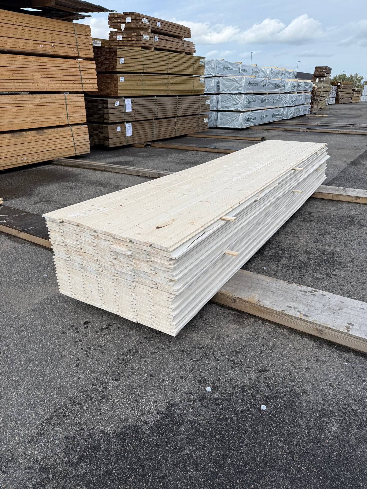 Falsad Spårpanel 22x145mm 4,50m – Grundmålad (Säljs per styck)
