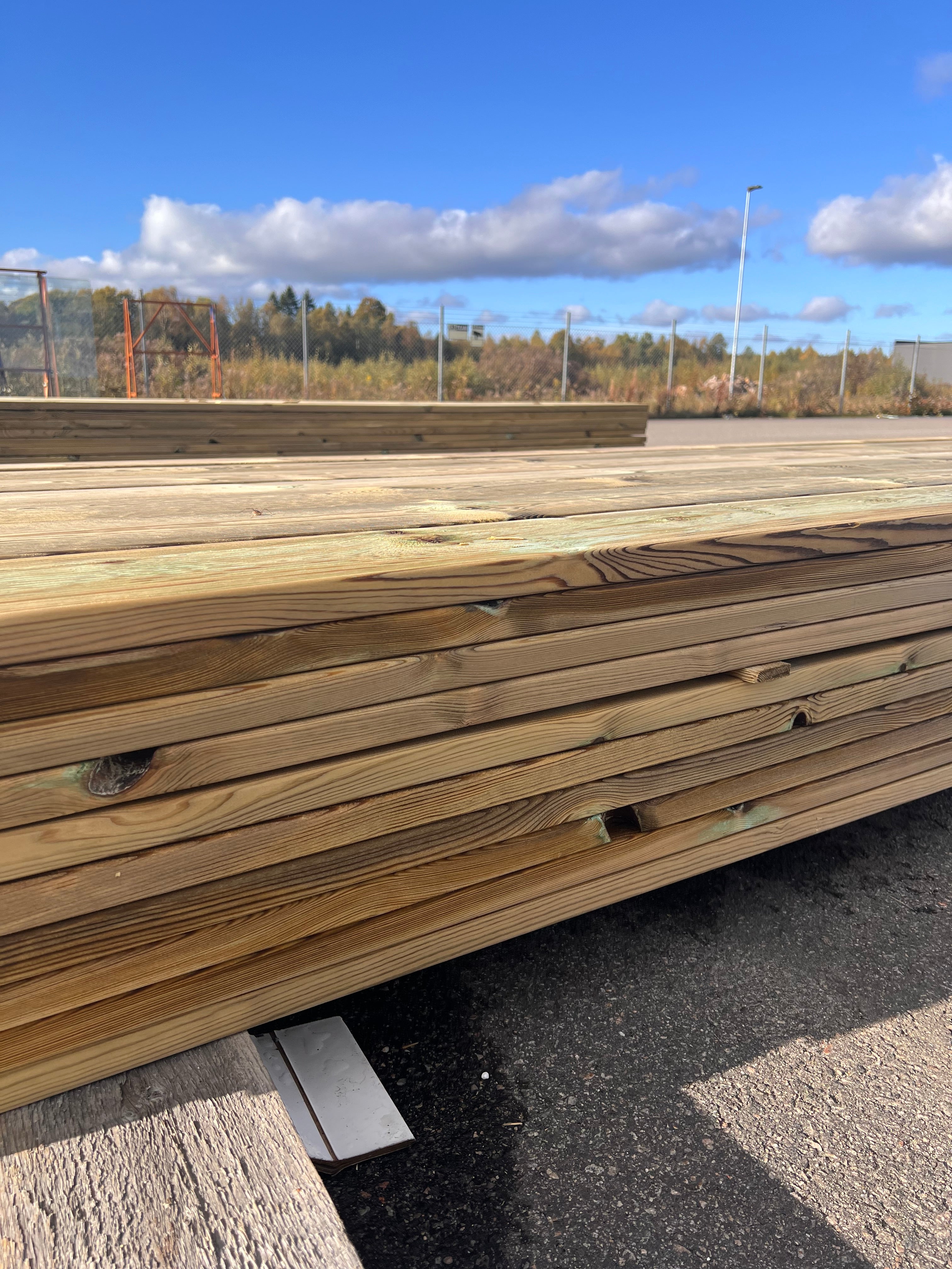 Tryckimpregnerad rillad trall 28x145 – 70 st (B-sortering)