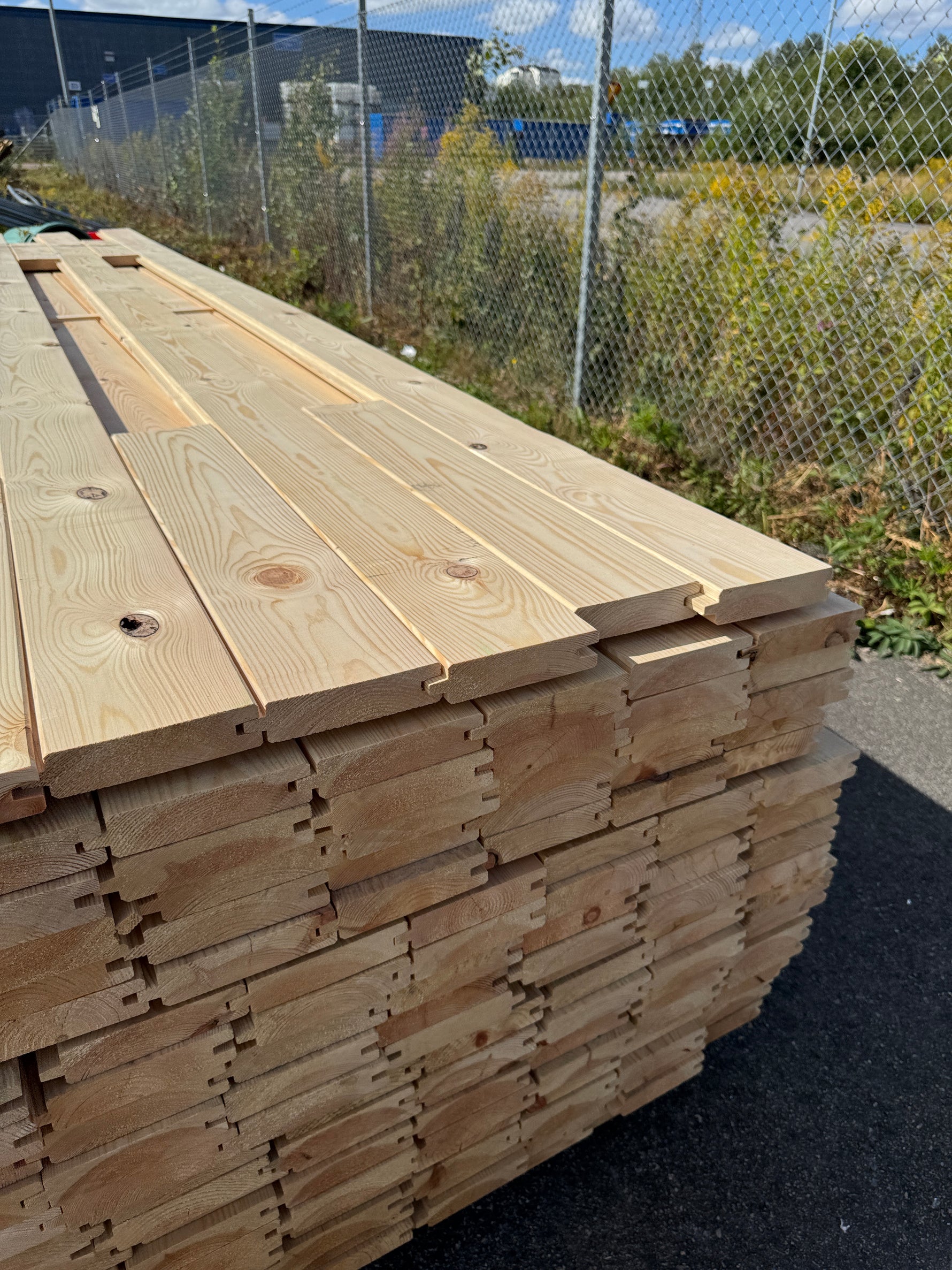 Paket Hyvlad Panel med Spont 34x145 – 165st – 4.20 m – ANDRASORTERING