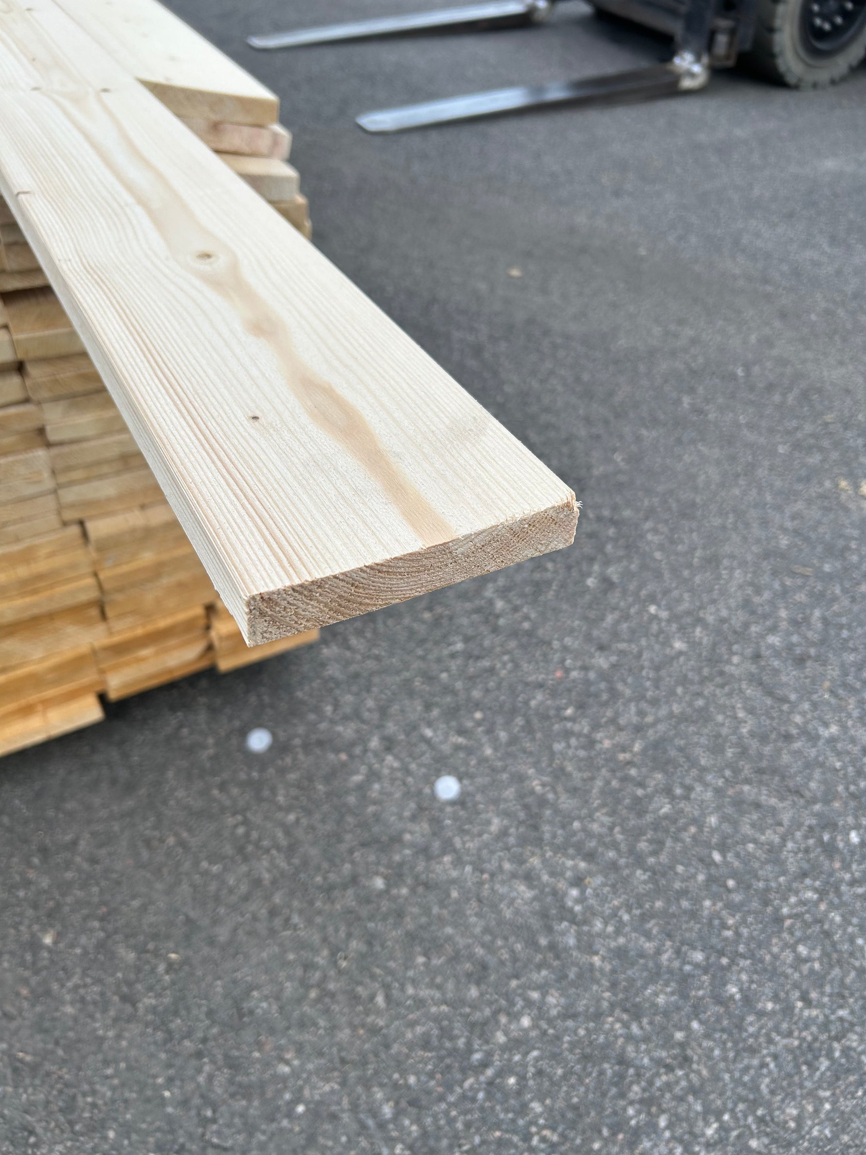 Paket Finsågade Brädor 22x120 mm – 3,00–5,40 m (Andra sortering)