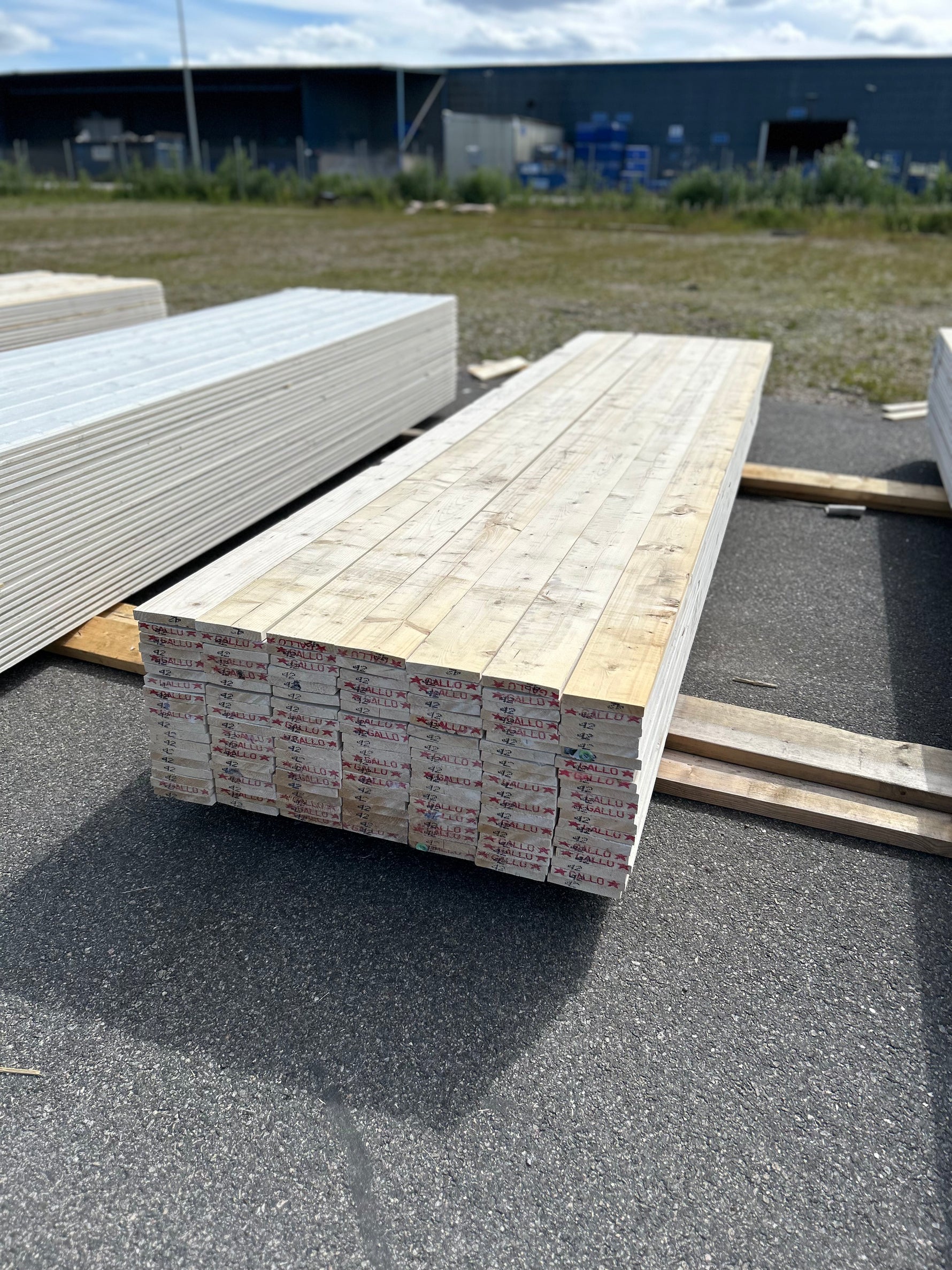 Paket Finsågade Brädor 22x145mm 4,20m 133st Grundmålade