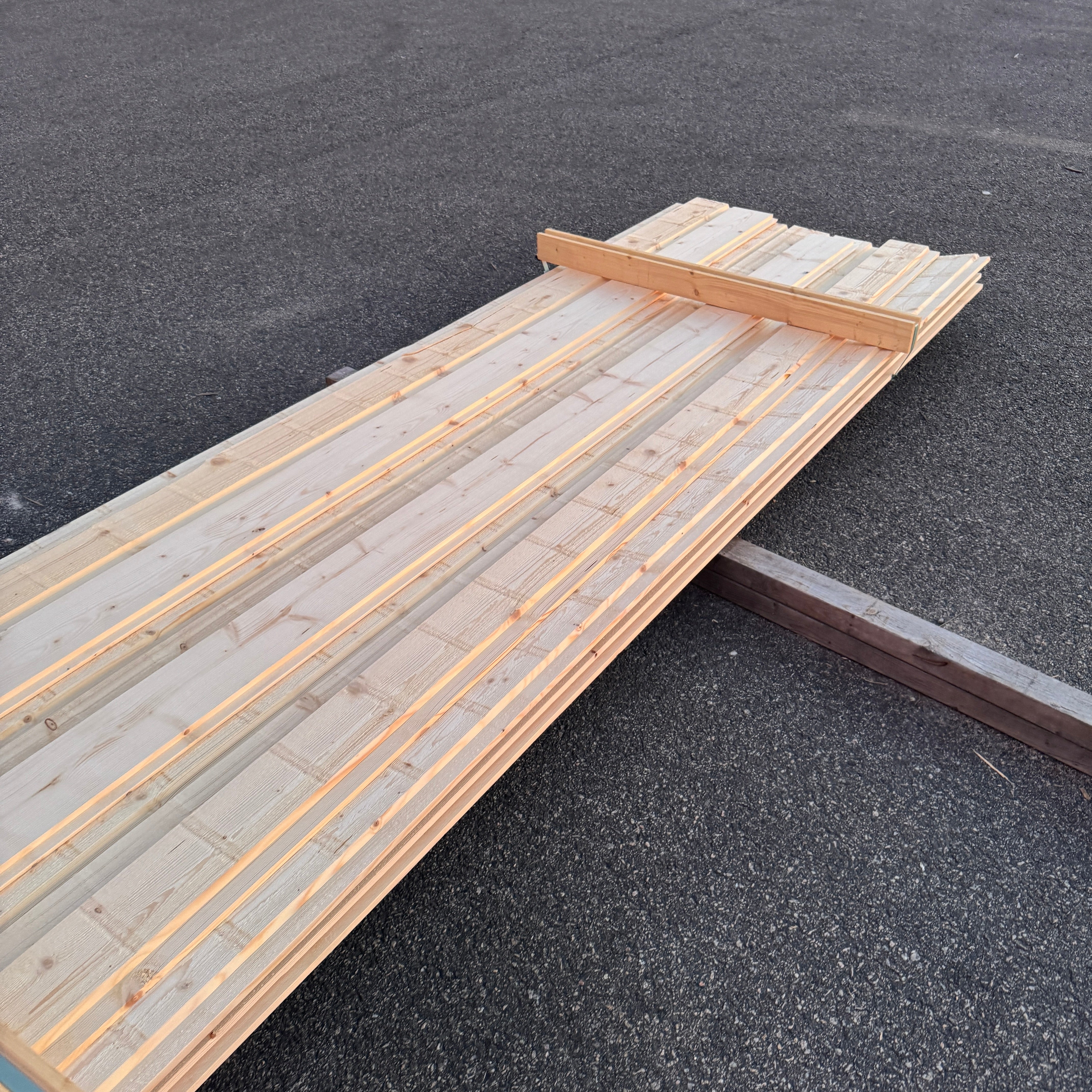 Paket Ytterpanel 22x145mm Falsad Spårpanel – 32 st 5,40 m (revor, obehandlad)