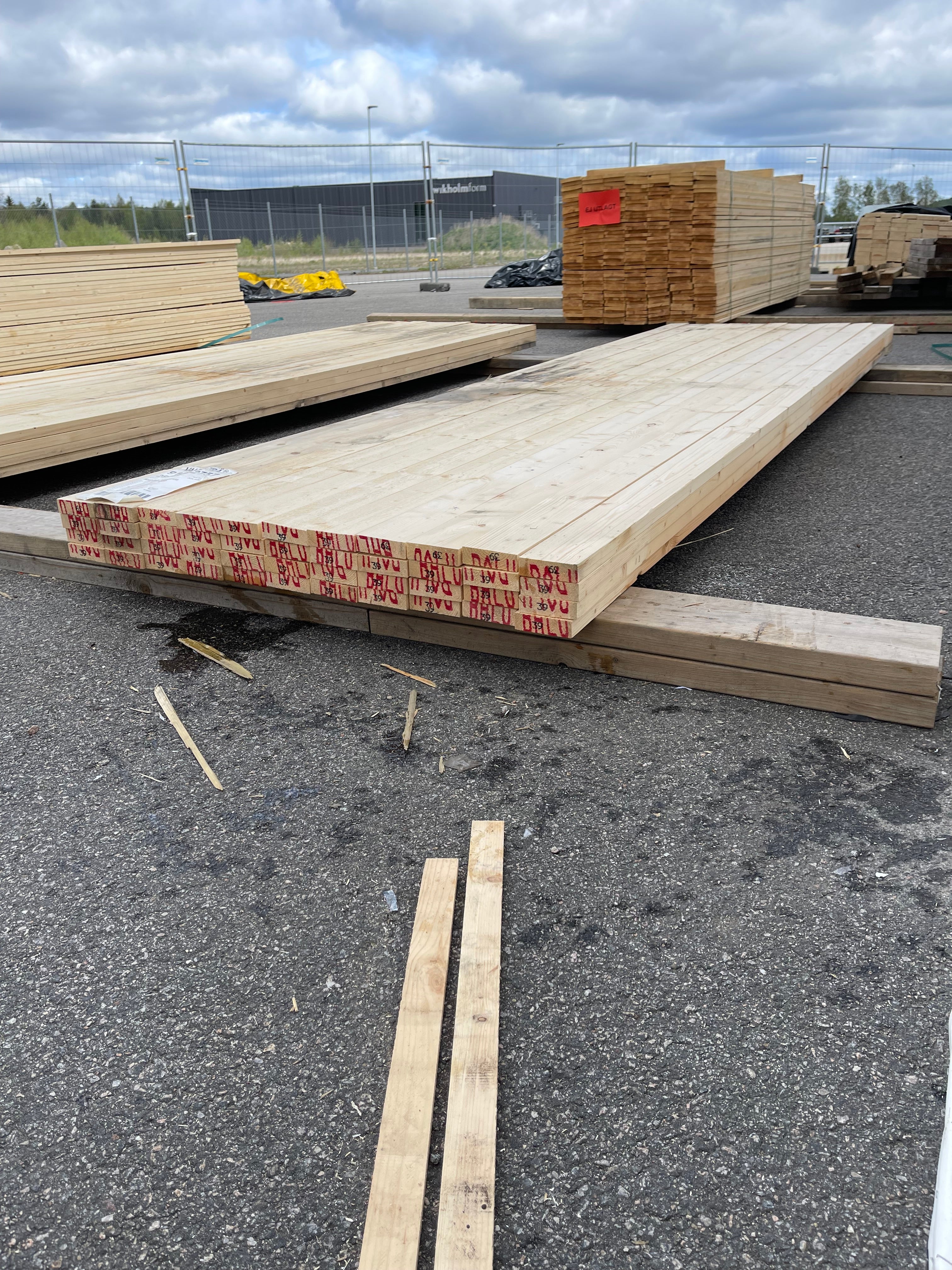 Paket Finsågad Panel Gran 28x95 mm – 3,90 m – 44 st MÖGEL