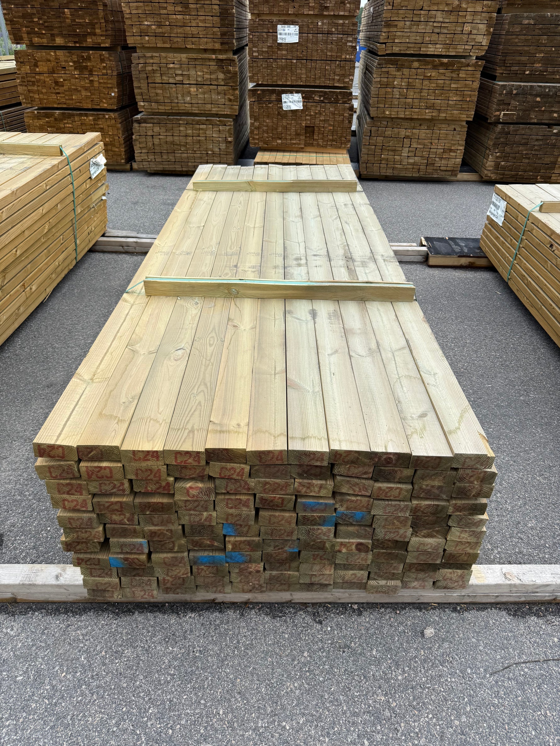 Paket Tryckimpregnerade Reglar 45x95mm 3.0m 121st NTR AB C24 vridet